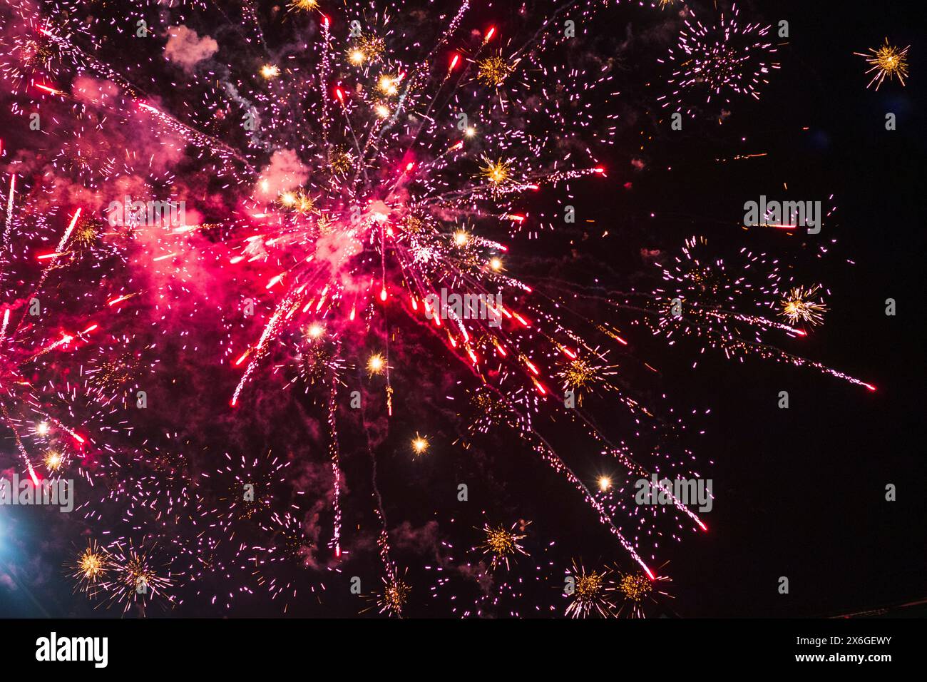 Colpo dei fuochi d'artificio nel cielo notturno Foto Stock