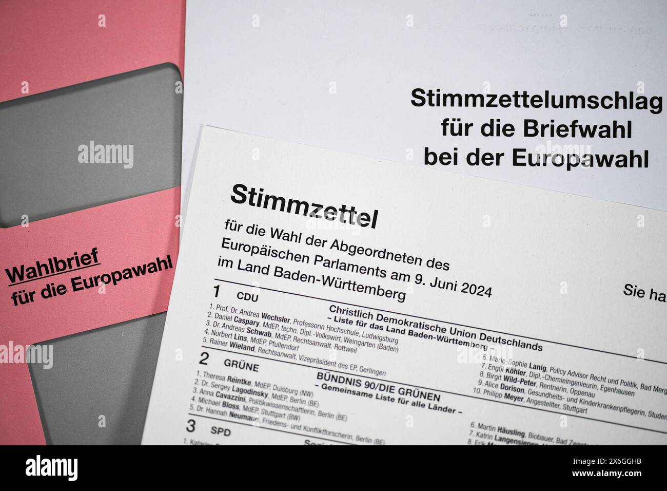 Stimmzettel, Wahlbrief und Stimmzettelumschlag für die Briefwahl zur Europawahl 2024, Wähler, Briefwähler, Symbolfoto, Symbolbild, Symbol, 15.05.2024, Heidelberg Deutschland, Feature, Politik, Europawahl 2024 *** schede elettorali, lettere elettorali e buste elettorali per il voto postale per le elezioni europee del 2024, elettori, elettori postali, foto simbolo, immagine simbolo, Symbol, 15 05 2024, Heidelberg Germania , Feature, Politics, elezioni europee 2024 xozx Foto Stock