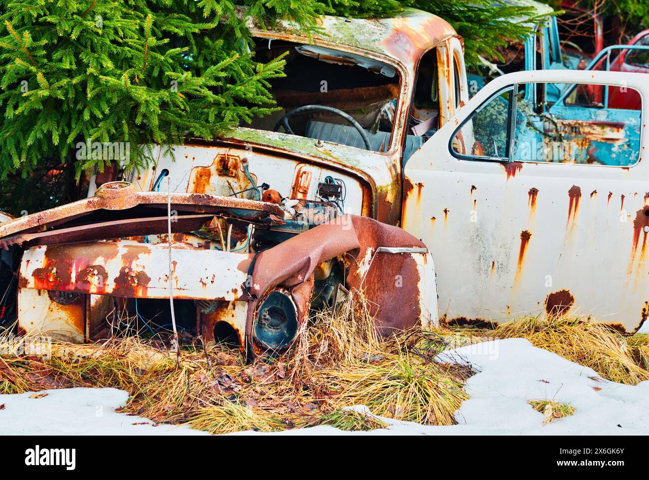 Abbandonata, deserta, trascurata, arrugginita auto d'epoca d'epoca, cimitero delle auto di Bastnas, Varmland, Svezia. Foto Stock