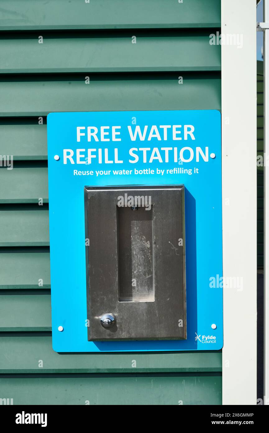 Stazione di rifornimento dell'acqua gratuita sulle pareti dell'edificio pubblico Foto Stock