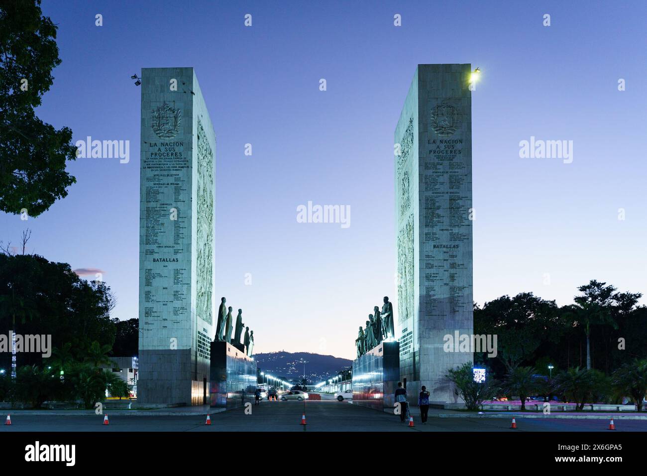 Caracas, Venezuela, 5 dicembre 2024: Vista del monumento "Paseo Los Próceres" (passeggiata degli Eroi) accanto a Fort Tiuna al tramonto. Iconica S Foto Stock