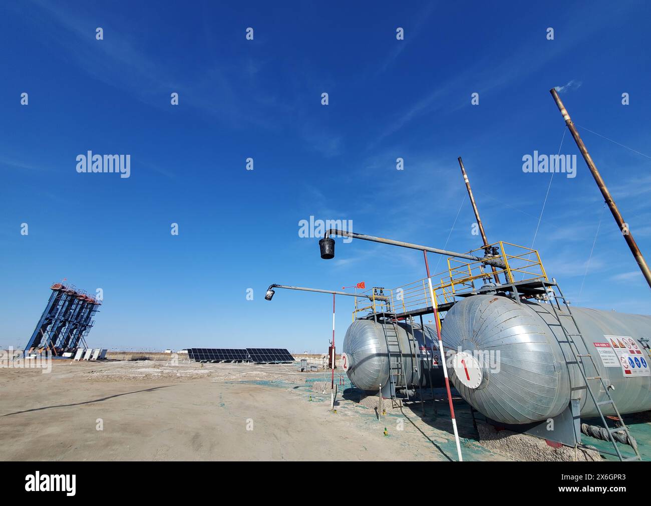 I pozzi petroliferi di Shengli Oilfield e gli impianti di energia solare che forniscono energia elettrica ai pozzi petroliferi / Dongying Shandong Cina Foto Stock