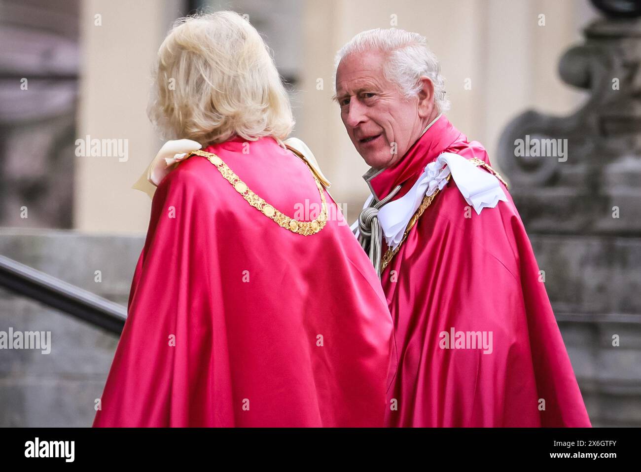 Londra, Regno Unito. 15 maggio 2024. Il re e la regina arrivano nelle loro vesti cerimoniali. Le loro Maestie, il re Carlo III e la regina Camilla, partecipano oggi ad un servizio di dedica per l'ordine dell'Impero britannico nella Cattedrale di St Paul a Londra. Al servizio cerimoniale partecipano i titolari dei premi Orders, così come molti altri. Crediti: Imageplotter/Alamy Live News Foto Stock