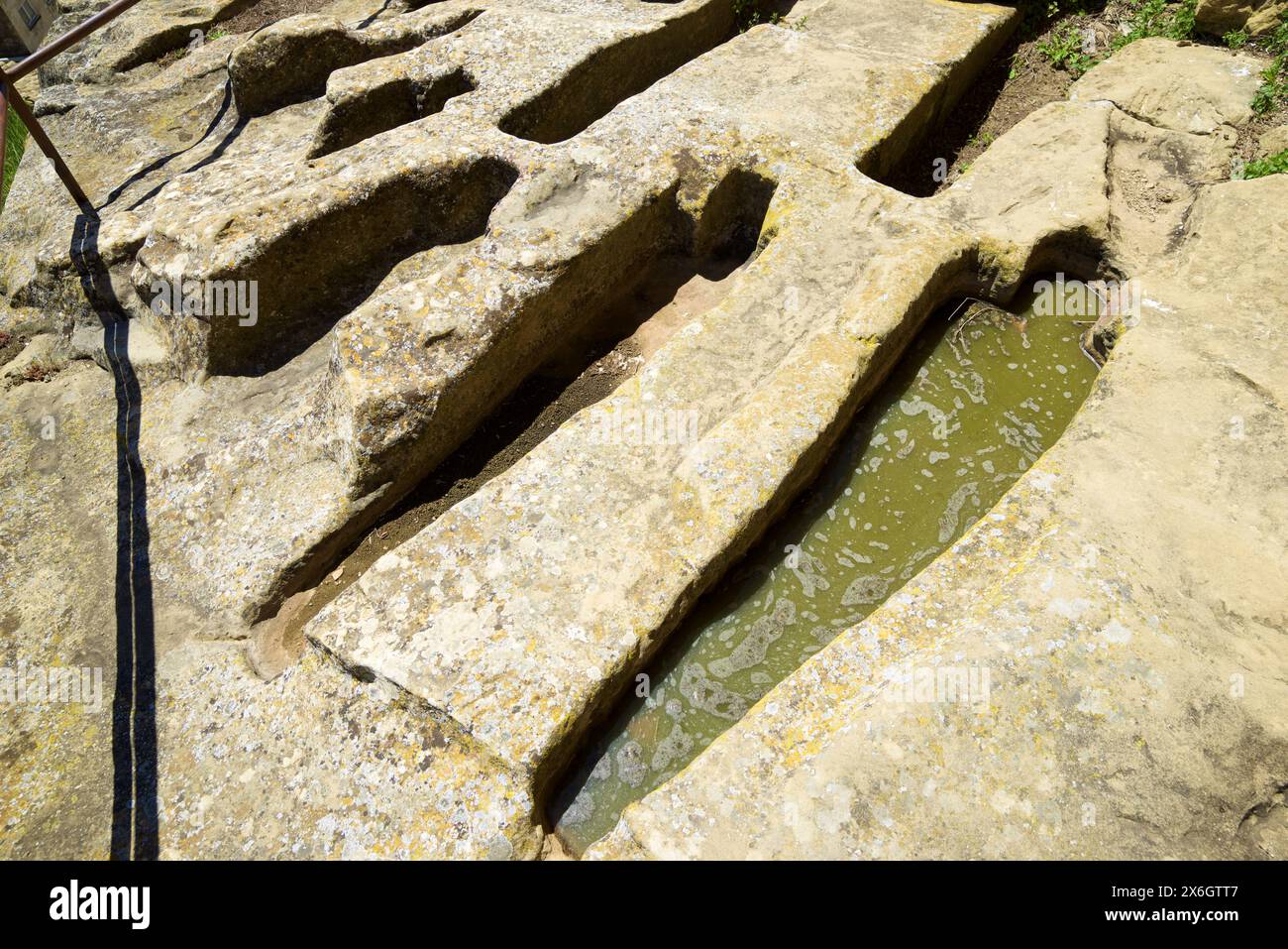 Tombe scavate nella roccia nella chiesa di San Juan a Uncastillo, Aragona in Spagna. Foto Stock