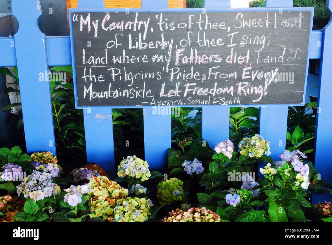 I testi della canzone patriottica My Country 'tis of Thee sono scritti su una piccola tavola di gesso in un mercato agricolo a Raleigh North Carolina Foto Stock