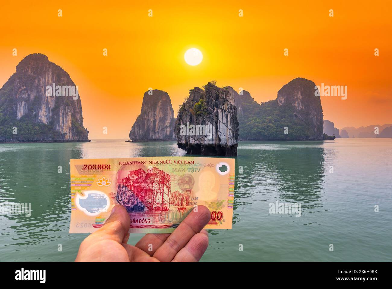 Dinh Huong Island, sito patrimonio dell'umanità dell'UNESCO della Baia di ha Long, come è apparso nel 200.000 Dong Banknote del Vietnam. Splendida vista sulla baia di ha Long a ha Lon Foto Stock