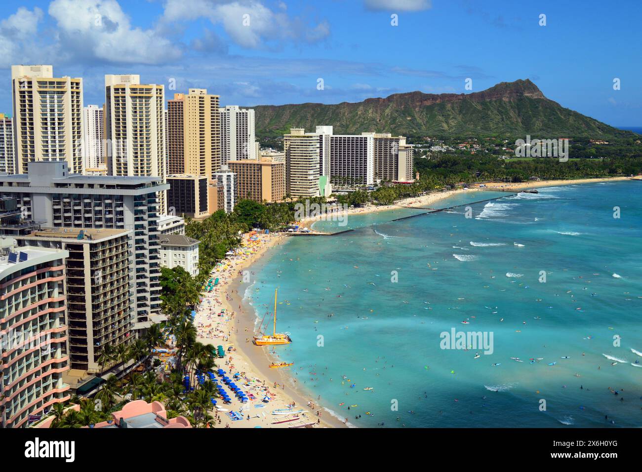 Un'ampia vista aerea delle sabbie sulla spiaggia di Waikiki Beach. Le Hawaii si estendono oltre gli hotel e i resort fino a Diamond Head Mountain Foto Stock