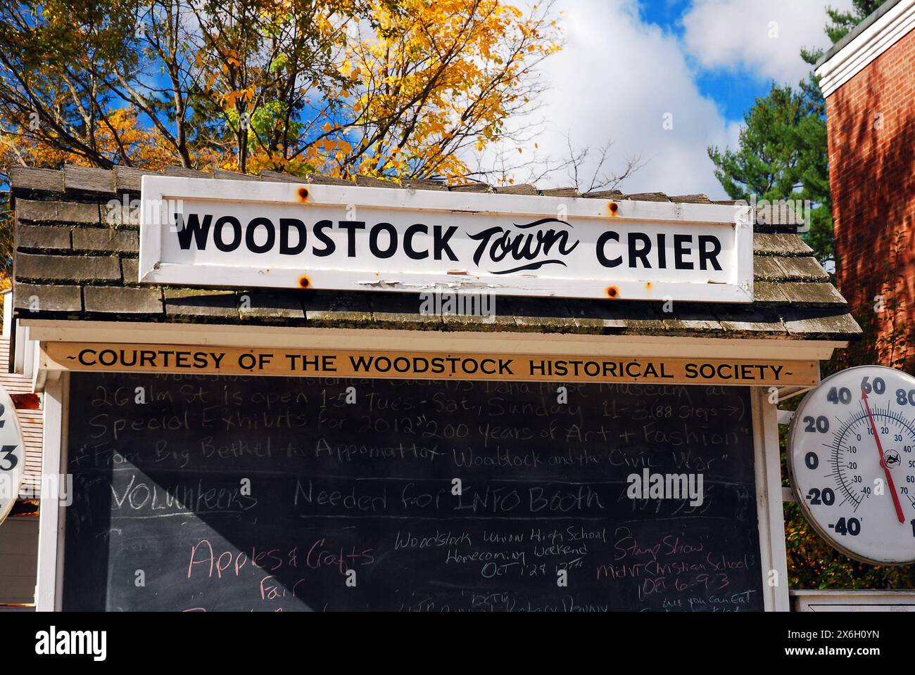 Il Woodstock Town Crier, a Woodstock, Vermont, riprende i tempi coloniali, ma si affida a un gesso della comunità per fare annunci Foto Stock