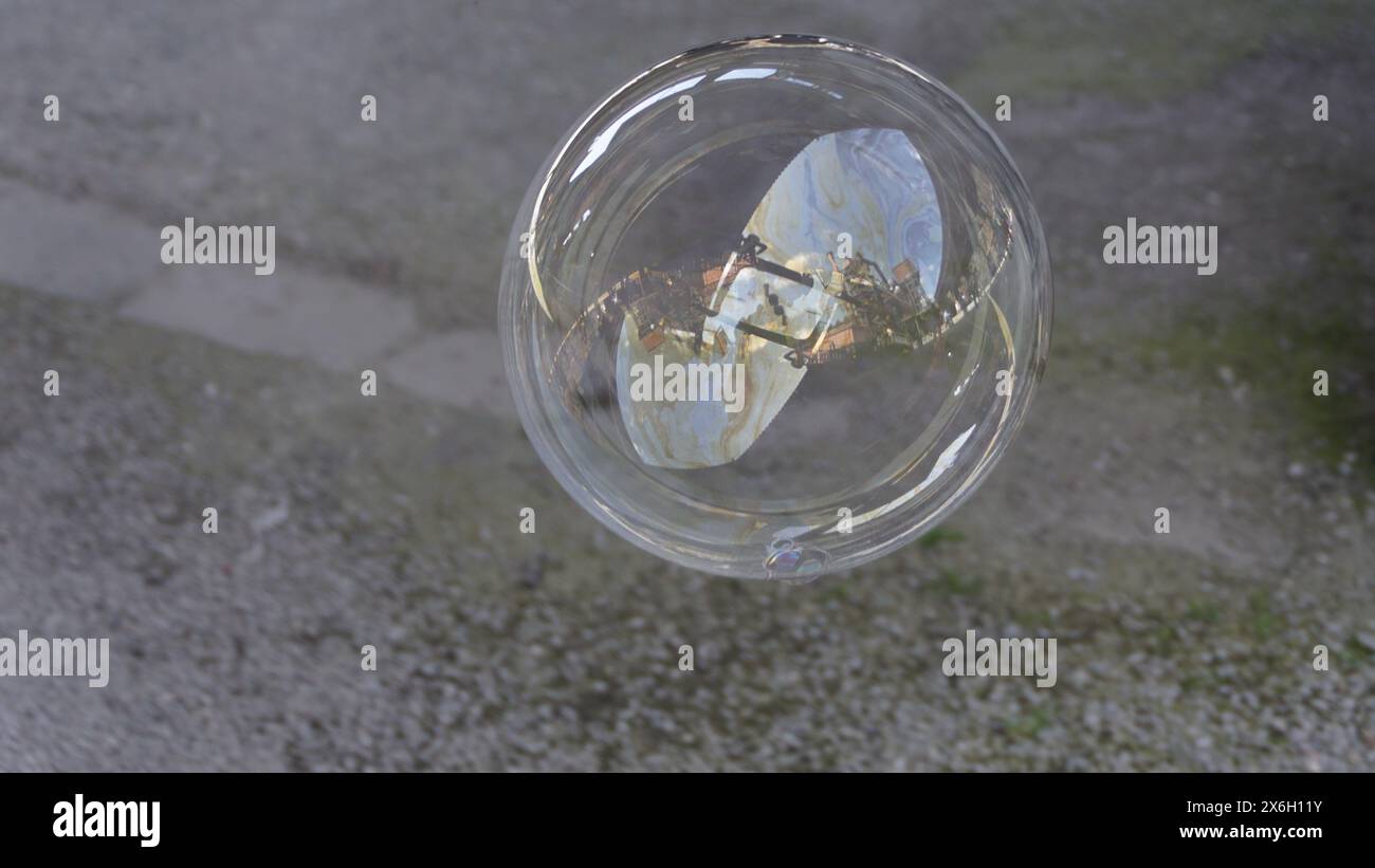 una bella bolla di sapone nell'aria Foto Stock