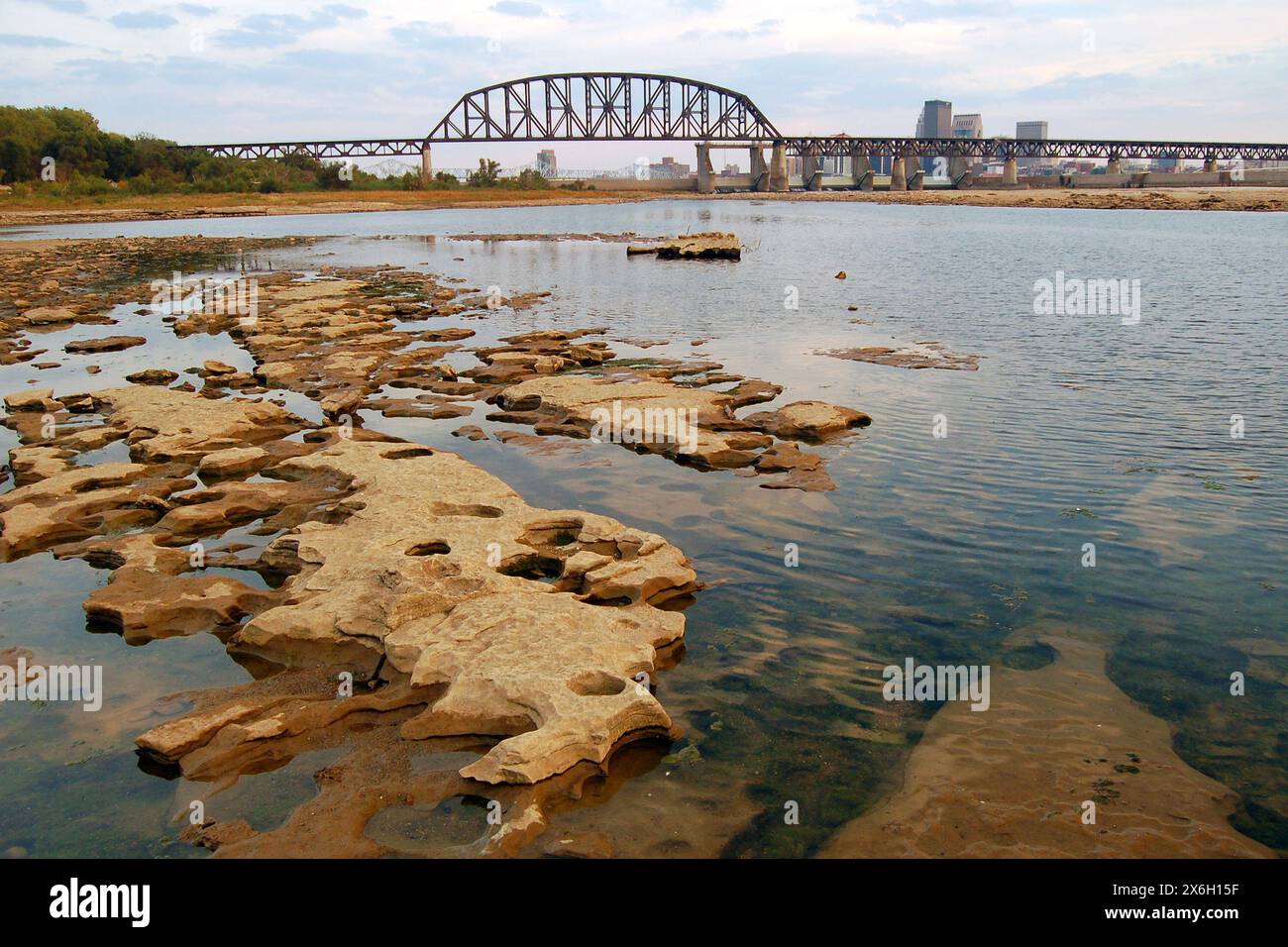 L'acqua del fiume Ohio, vicino a Louisville, sorge sui letti calcarei del Falls of the Ohio State Park, contenente fossili dell'era Devoniana Foto Stock