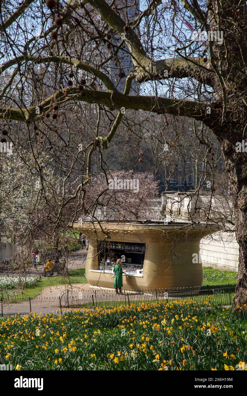 Chiosco del caffè in primavera. The Horseshoe Kiosk, The Royal Parks, Westminster, Regno Unito. Architetto: Mizzie Studio , 2021. Foto Stock