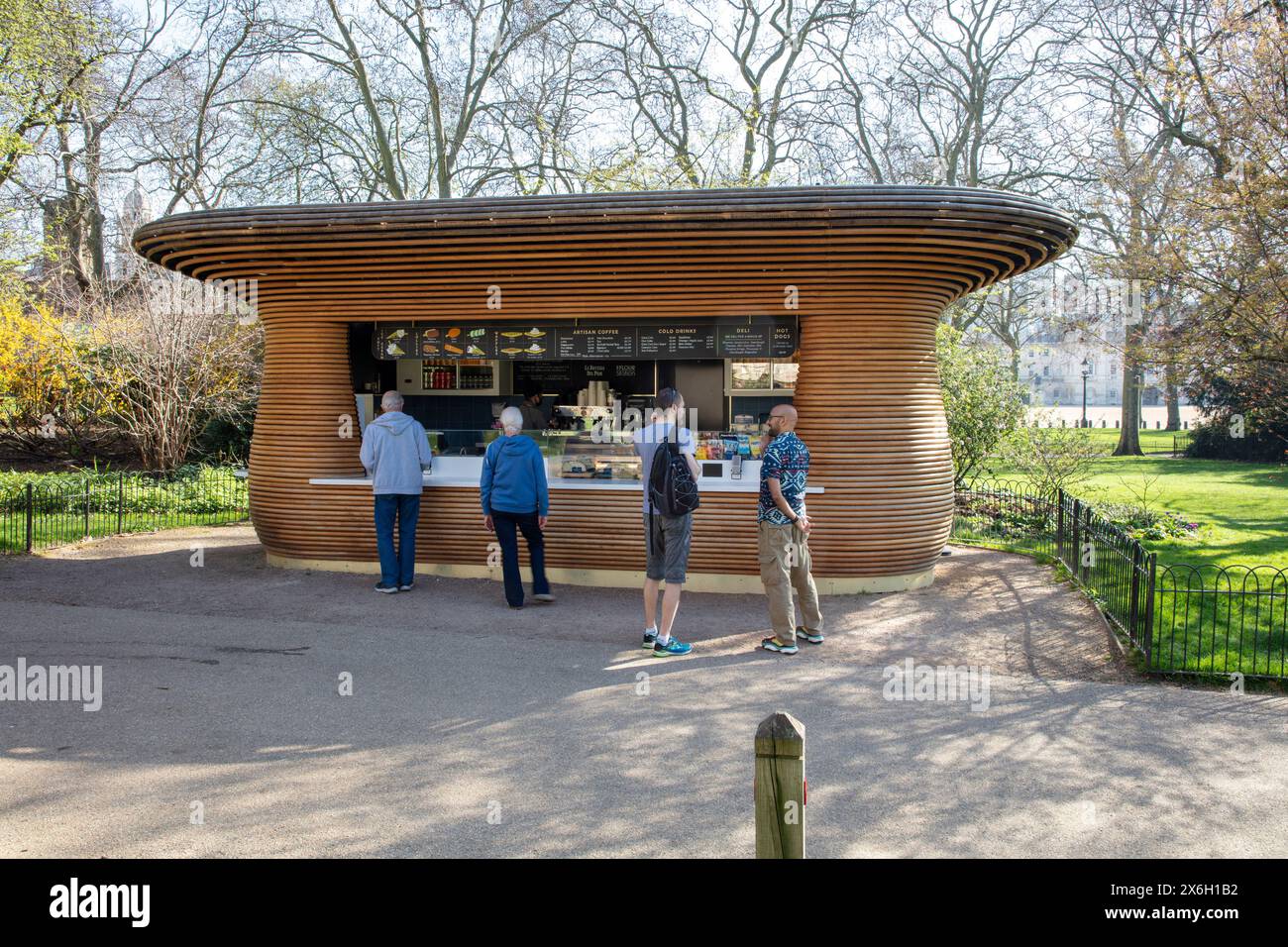 Chiosco del caffè in primavera. The Horseshoe Kiosk, The Royal Parks, Westminster, Regno Unito. Architetto: Mizzie Studio , 2021. Foto Stock