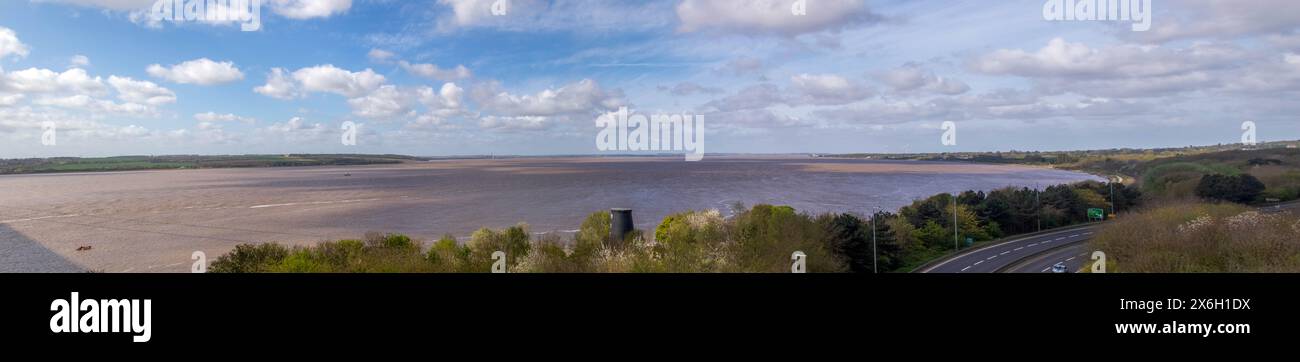 Hessle, Regno Unito, 14 aprile 2024: Una vista dell'estuario dell'Humber dal ponte Humber Foto Stock