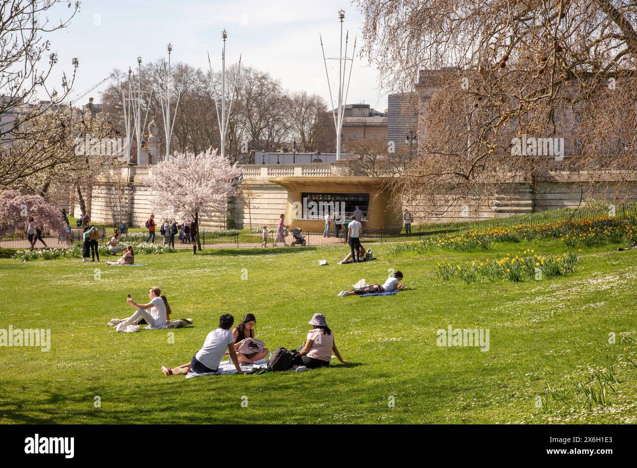 Chiosco del caffè in primavera. The Horseshoe Kiosk, The Royal Parks, Westminster, Regno Unito. Architetto: Mizzie Studio , 2021. Foto Stock