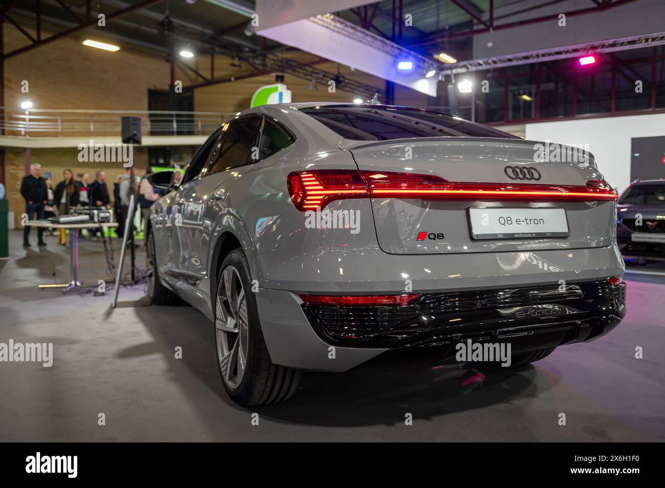 Riga, Lettonia, 19 aprile 2024: Una nuova Audi Q8 elettrica e-tron presentata in anteprima ad un salone dell'automobile, modello 2024, vista posteriore Foto Stock