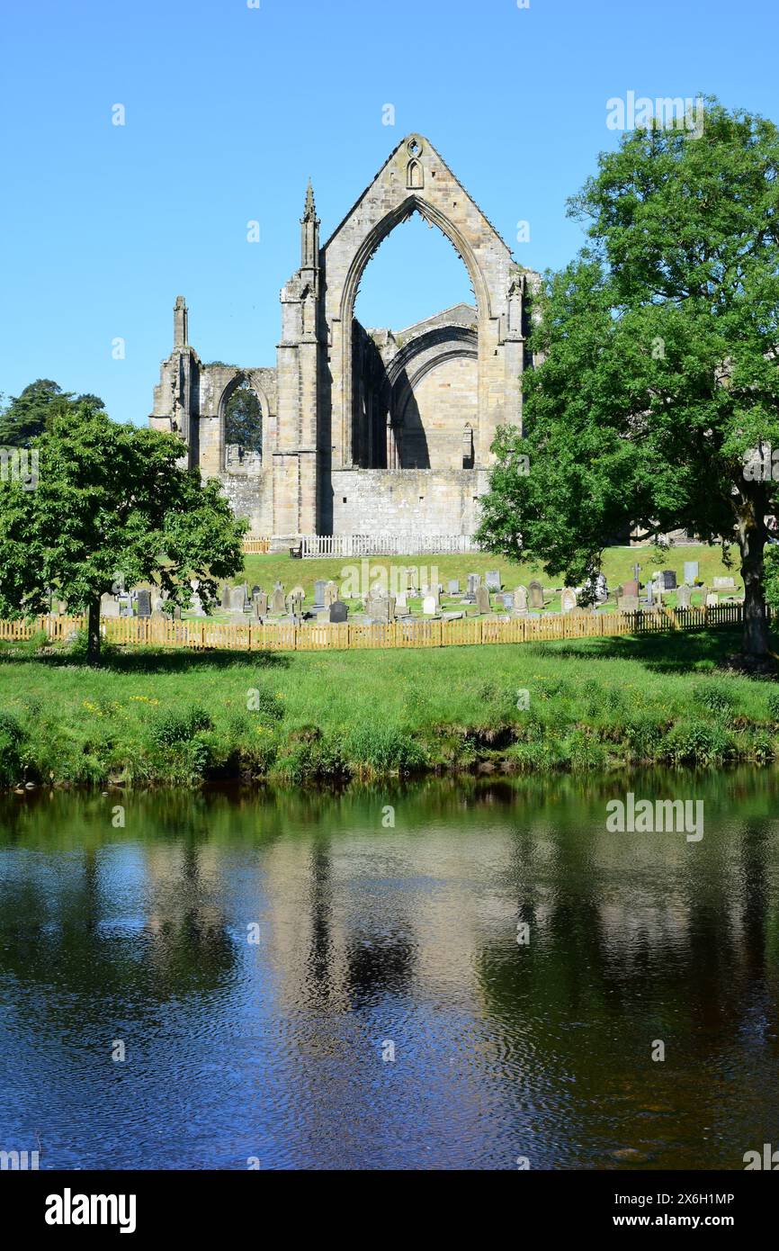 Bolton Abbey e River Wharfe, Wharfedale, vicino a Skipton, North Yorkshire, Inghilterra Foto Stock