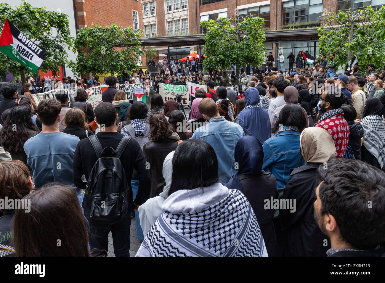 Londra, Regno Unito. 14 maggio 2024. Gli studenti della London School of Economics (LSE) Student Union Palestine Society tengono una conferenza stampa e una manifestazione per lanciare un rapporto di disinvestimento. La relazione, intitolata Assets in Apartheid, esamina il portafoglio di investimenti della LSE, in particolare gli investimenti in società di armamenti legate a Israele e società collegate agli insediamenti israeliani. Gli studenti in seguito occuparono il piano terra del Marshall Building della LSE. Gli studenti delle università di tutto il Regno Unito stanno organizzando professioni per esercitare pressione sulle loro istituzioni di studio per porre fine ai partenariati accademici con e cedere da Foto Stock