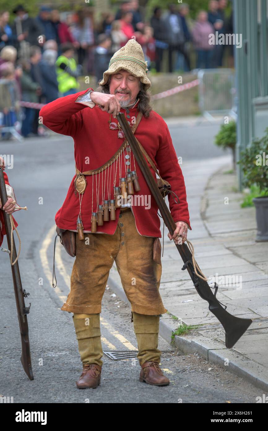 Malmesbury, Wiltshire, Inghilterra - domenica 5 maggio 2024. Il "Colonnello Devereuxs Regiment" viene nella cittadina collinare di Malmesbury per rimettere in scena l'importa Foto Stock