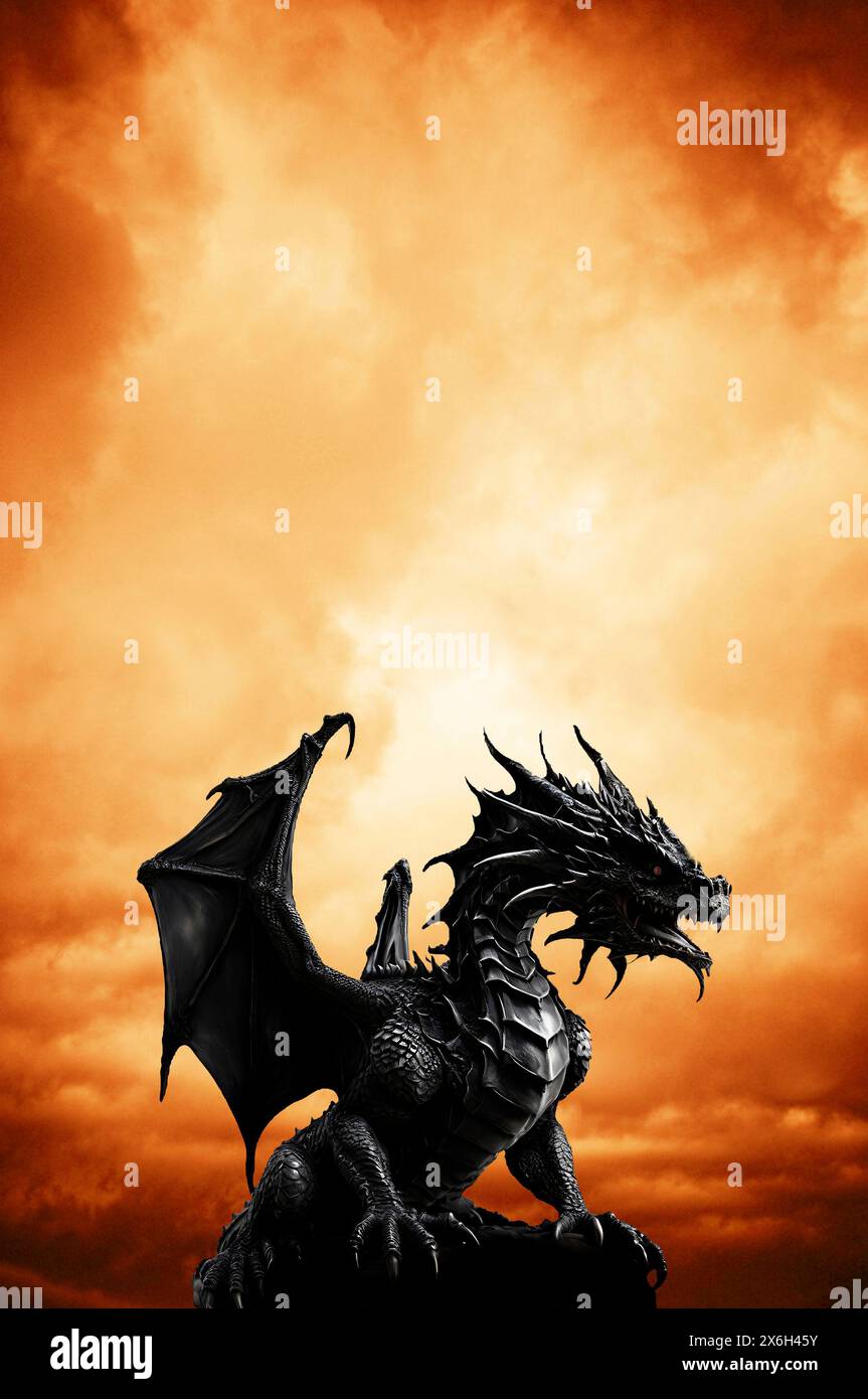 drago con un cielo di tramonto di fuoco sullo sfondo Foto Stock