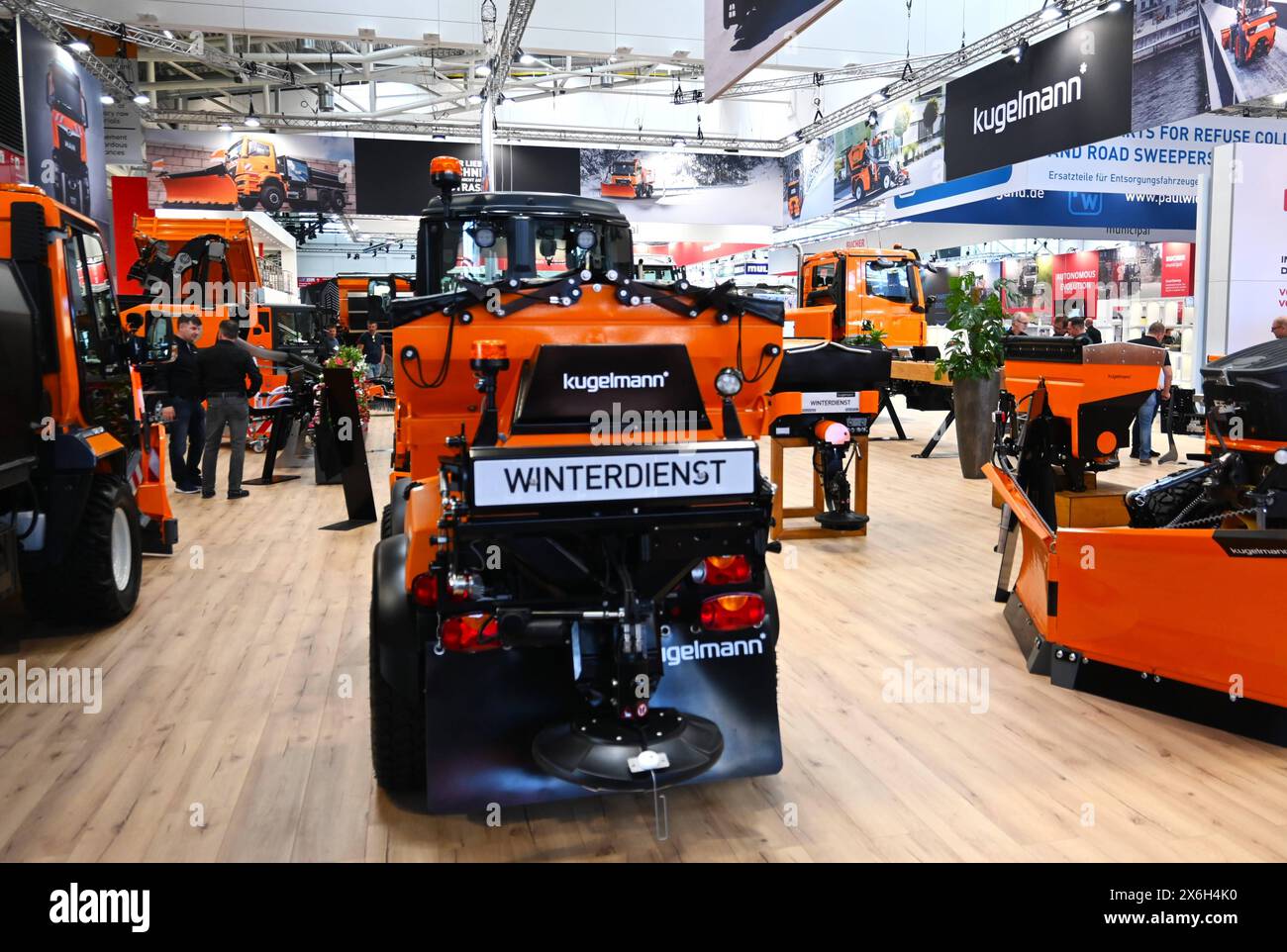 IFAT Monaco 2024, Weltleitmesse für Umwelttechnologien und Fachmesse für Abwassertechnik, Abfall- und Rohstoffwirtschaft auf dem Gelände der Messe München. Foto: Messestand von Kugelmann, Winterdienst-Fahrzeug. Kugelmann Maschinenbau ist ein familiengeführtes, Allgäuer Unternehmen mit Schwerpunkt in der Kommunaltechnik *** IFAT Monaco di Baviera 2024, la principale fiera mondiale per le tecnologie ambientali e la fiera per la tecnologia delle acque reflue, la gestione dei rifiuti e delle materie prime presso la Messe München foto dello stand Kugelmanns, veicolo invernale Kugelmann Maschinenbau è a conduzione familiare, basato su Allgäu Foto Stock