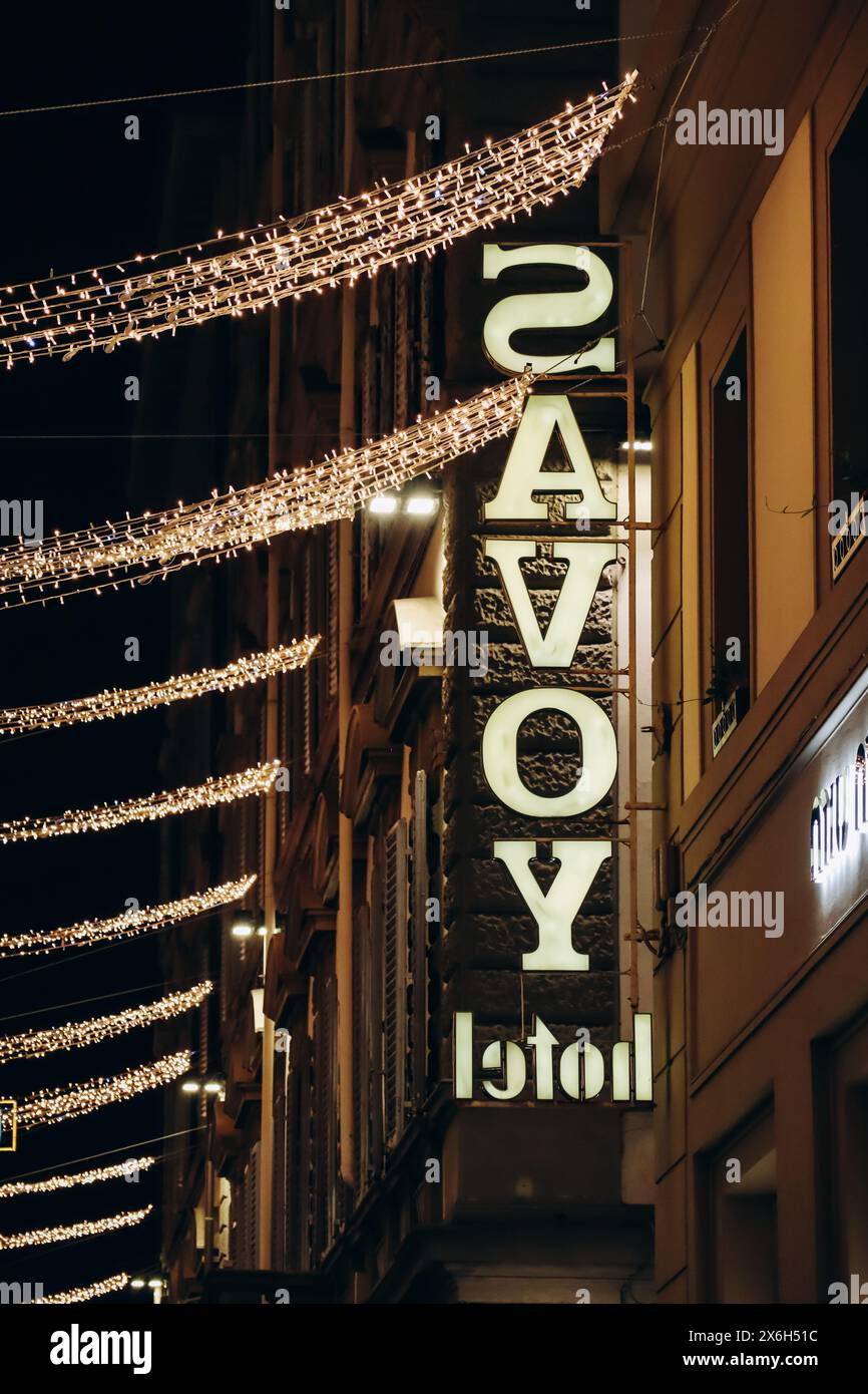 Firenze, Italia - 29 dicembre 2023: Insegna hotel Savoy a Firenze Foto Stock