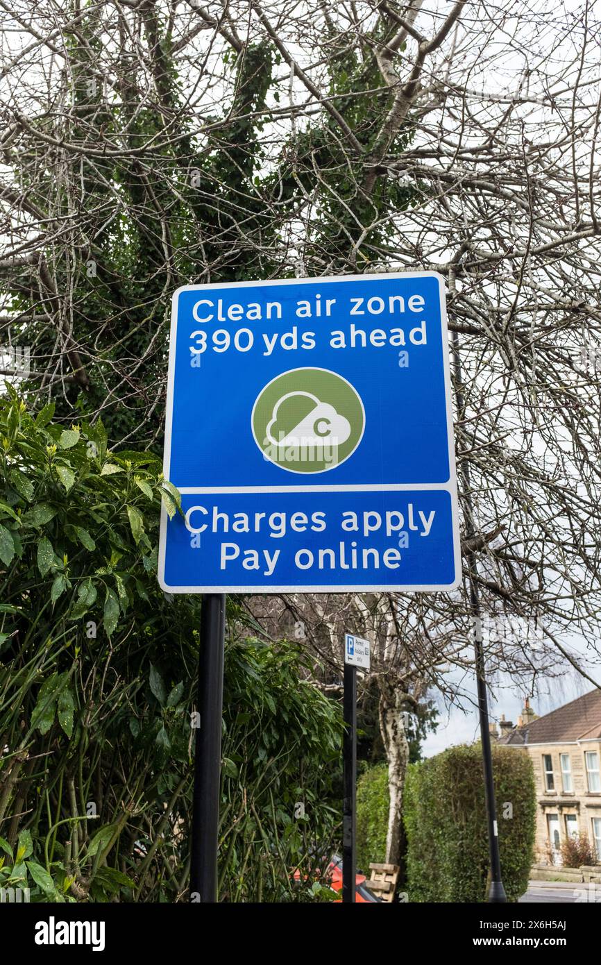 Cartello di avvertenza Clean Air zone Ahead, Bath, Somerset, Regno Unito Foto Stock
