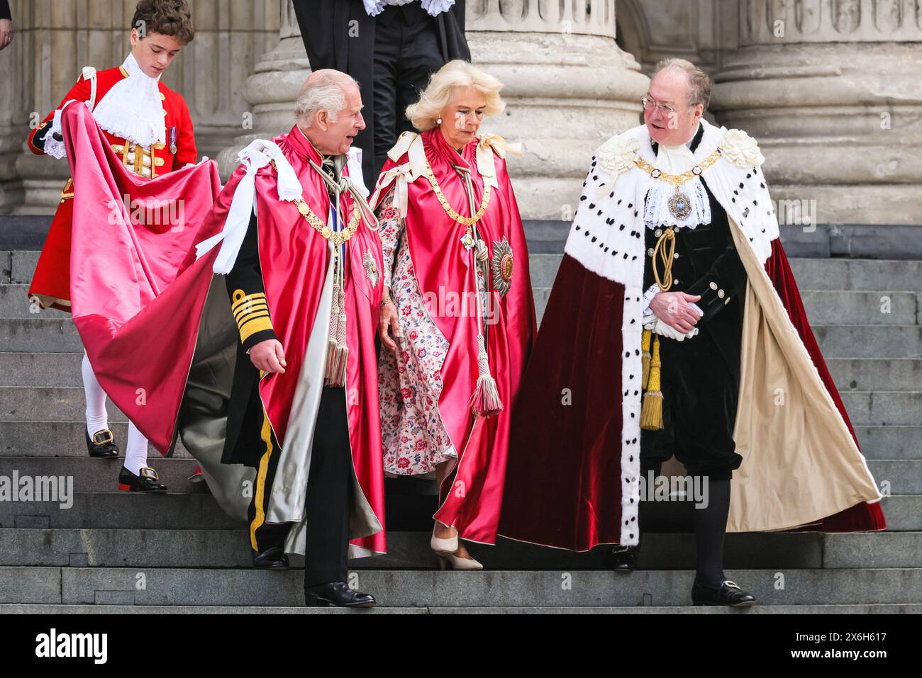 Londra, Regno Unito. 15 maggio 2024. Il Re e la Regina, accompagnati dalla pagina d'Onore del Re, Lord Oliver Cholmondeley, con il sindaco della città di Londra Michael Mainelli, escono dalla Cattedrale di St Paul dopo il servizio. Le loro Maestie, il re Carlo III e la regina Camilla, partecipano oggi ad un servizio di dedica per l'ordine dell'Impero britannico nella Cattedrale di St Paul a Londra. Al servizio cerimoniale partecipano i titolari dei premi Orders, così come molti altri. Crediti: Imageplotter/Alamy Live News Foto Stock