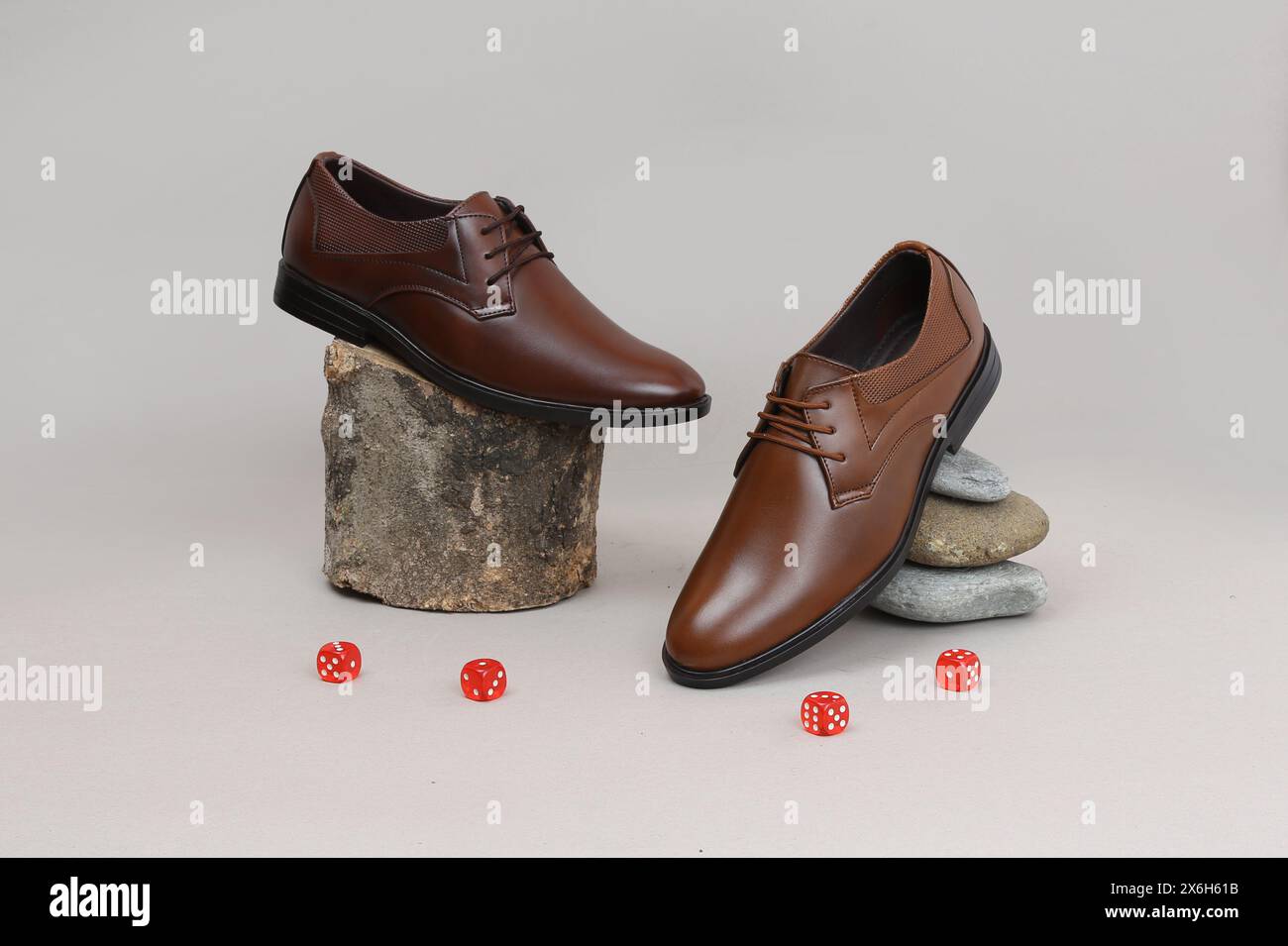 scarpe formali combinate a tema su sfondo grigio Foto Stock