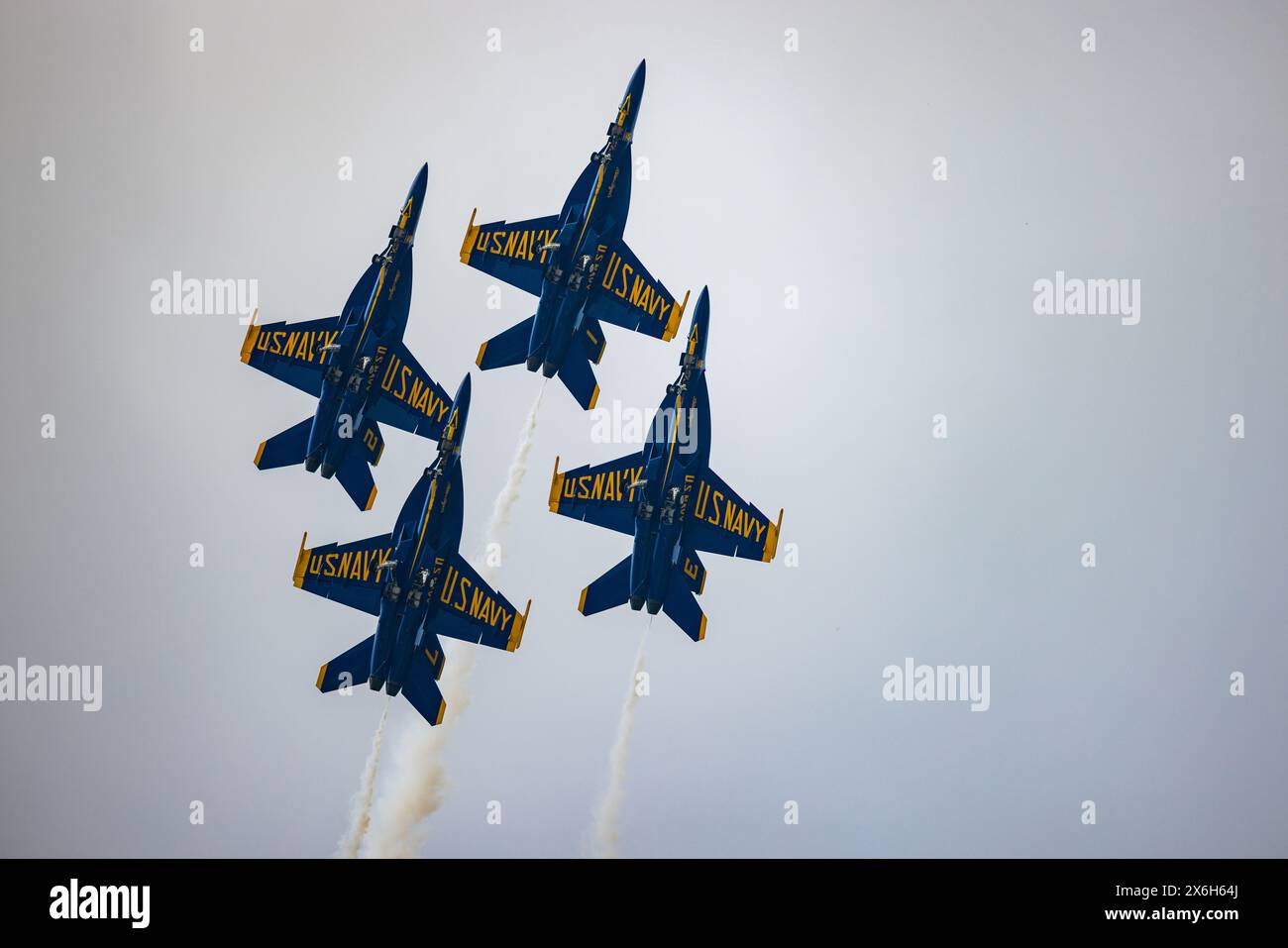 Il Naval Flight Demonstration Squadron (Squadrone dimostrativo di volo navale), i Blue Angels esercitano le loro prestazioni per il 2024 Marine Corps Air Station Cherry Point Airshow di Mar Foto Stock