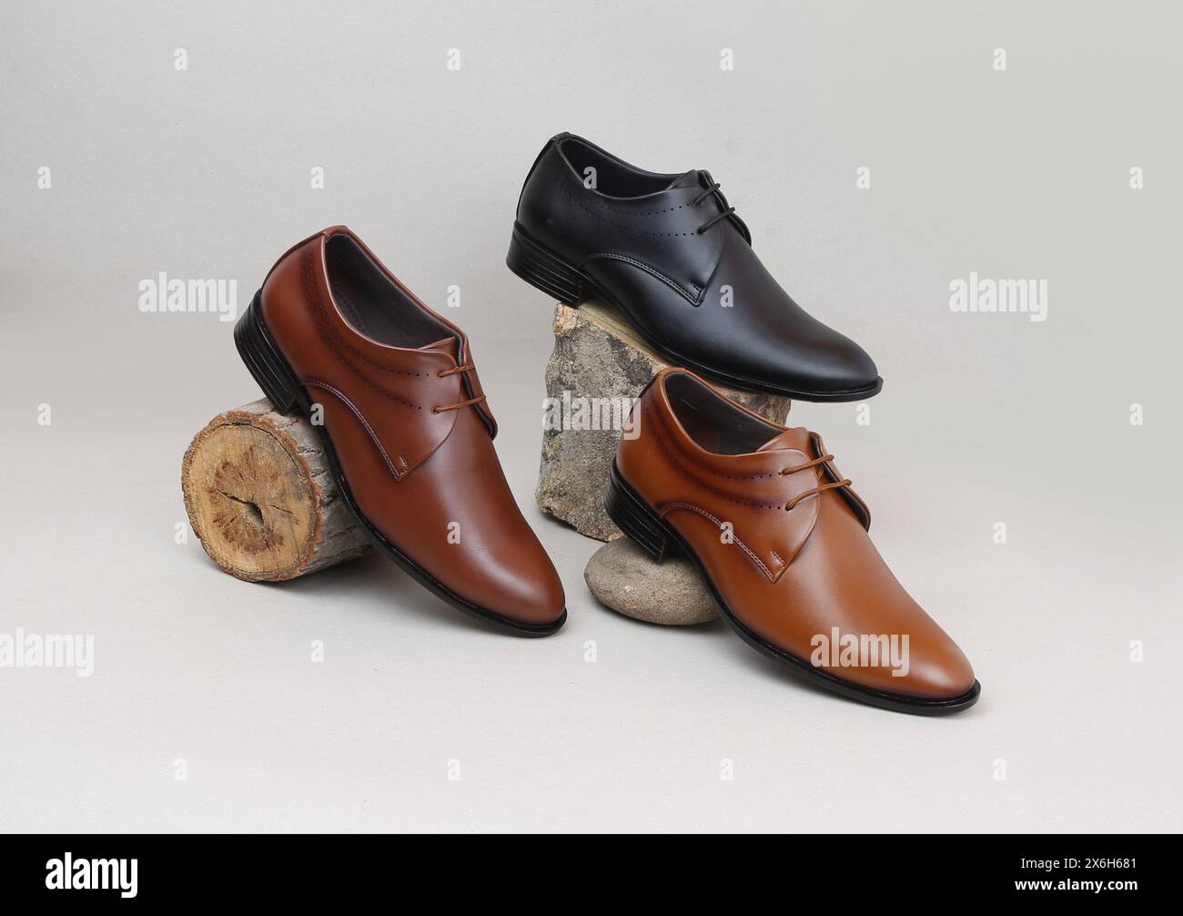 scarpe formali combinate a tema su sfondo grigio Foto Stock