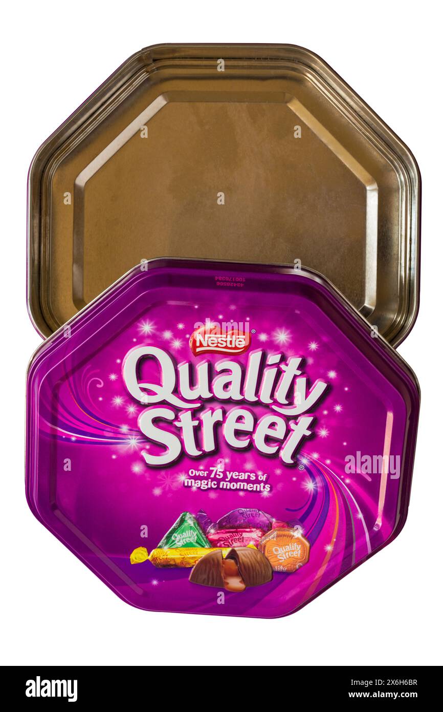 Empty Nestle Quality Street cioccolatini dolci stagno di metallo isolato su sfondo bianco - tutti andati, mangiati tutti loro concetto Foto Stock