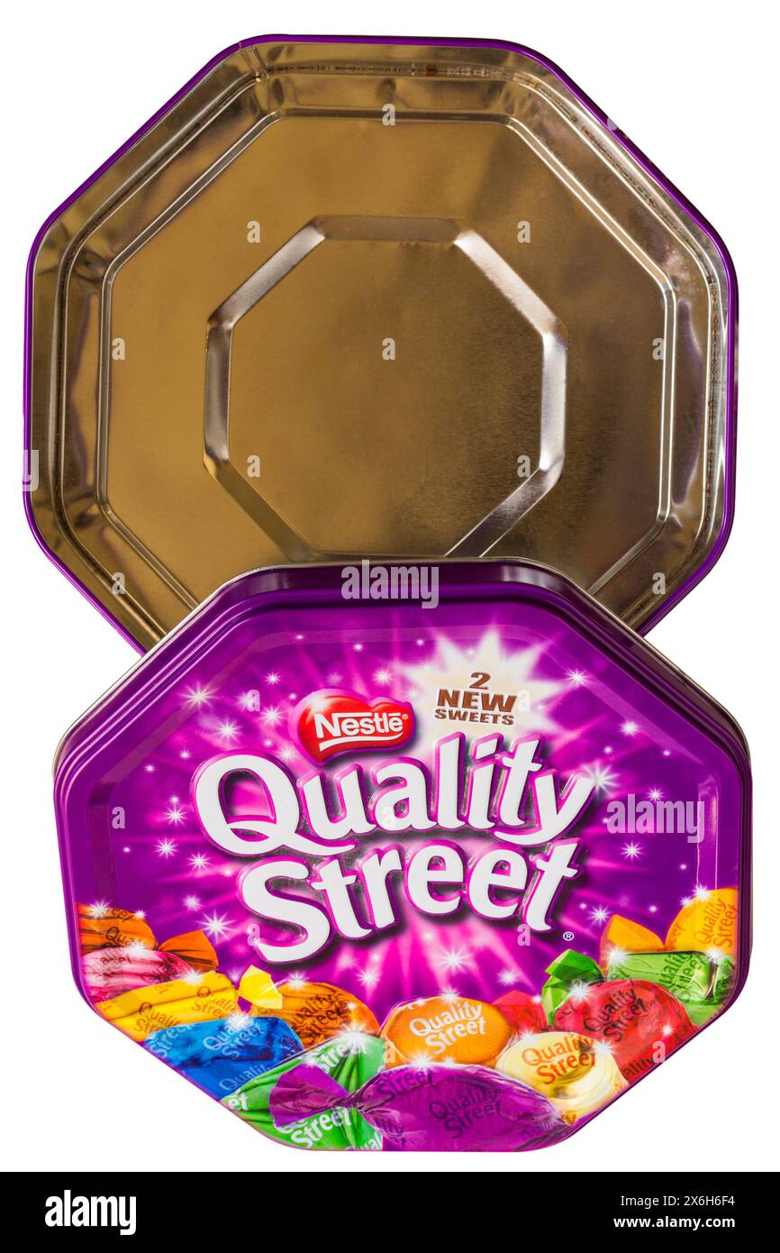 Empty Nestle Quality Street cioccolatini dolci stagno di metallo isolato su sfondo bianco - tutti andati, mangiati tutti loro concetto Foto Stock