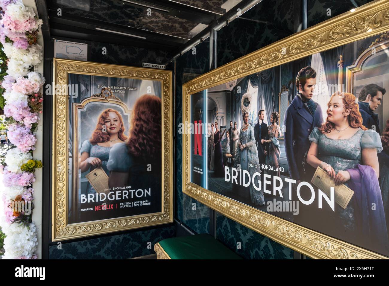 Allestimento temporaneo di uno stand come opportunità fotografica nel centro di Bucarest per promuovere la serie Netflix Bridgerton, che sta per essere broadca Foto Stock