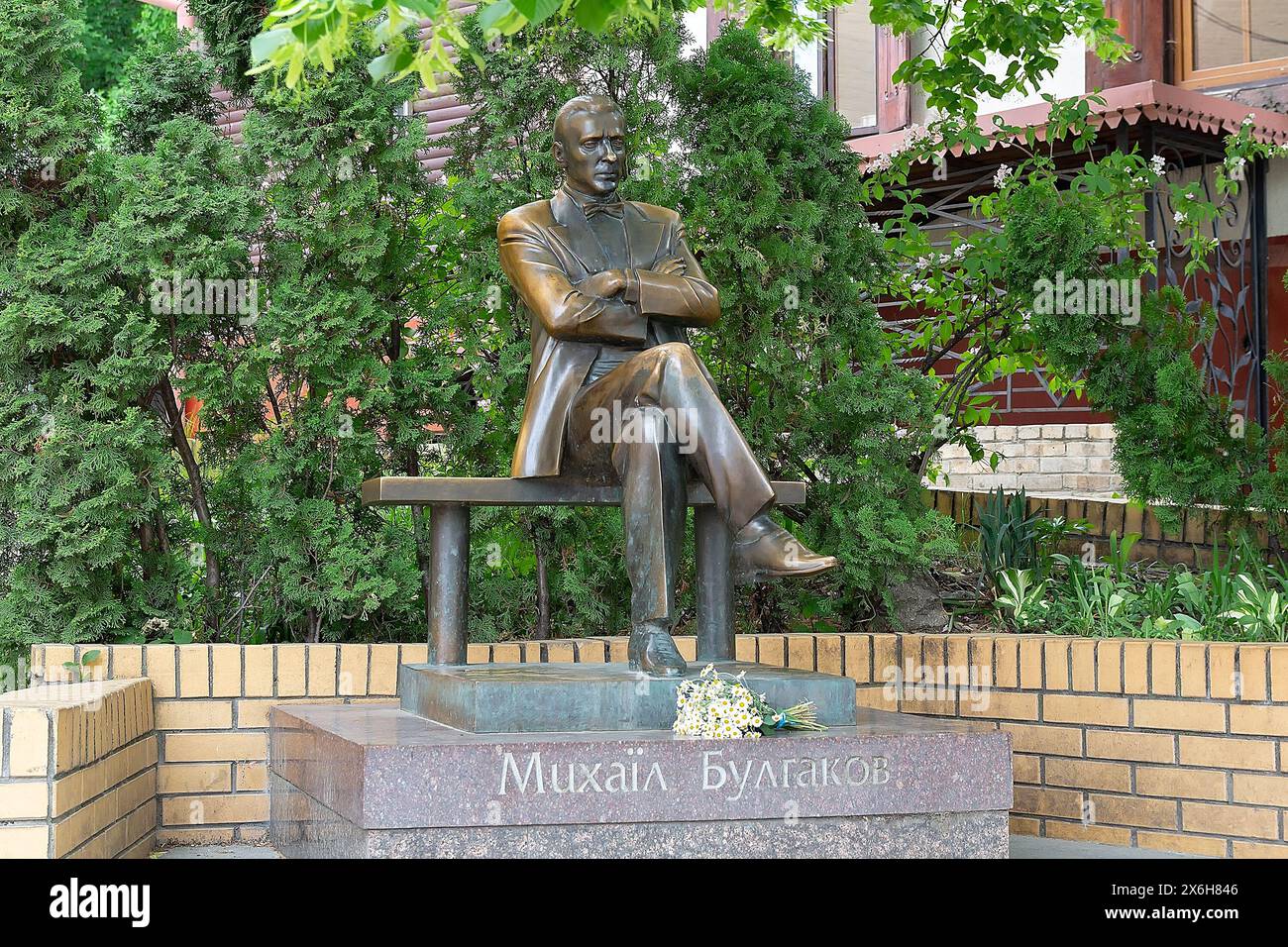 Kiev, Ucraina - 12 maggio 2018: Monumento al famoso scrittore Mikhail Bulgakov in via Andreevsky discesa Foto Stock