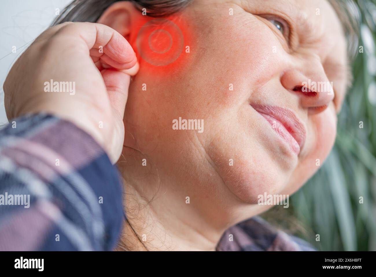 Donna matura caucasica che tiene l'orecchio doloroso primo piano, perdita dell'udito, fastidio all'orecchio, salute, otite media acuta, trattamento e cura, diagnosi e Trea Foto Stock