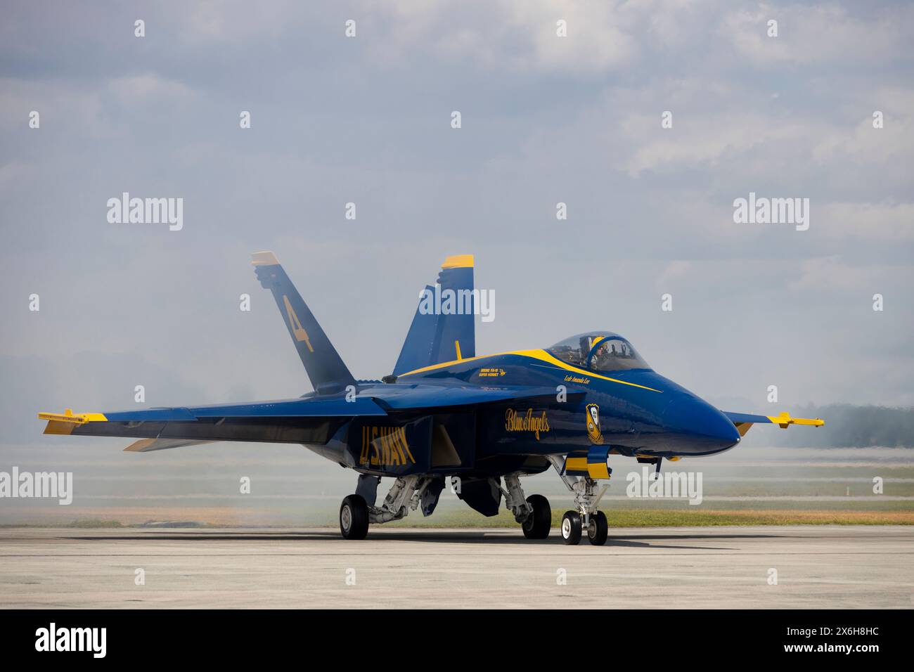 U.S. Navy Flight Demonstration Squadron, i Blue Angels si esibiscono alla Marine Corps Air Station Cherry Point, North Carolina, 11 maggio 2024. MCA Cherry P Foto Stock