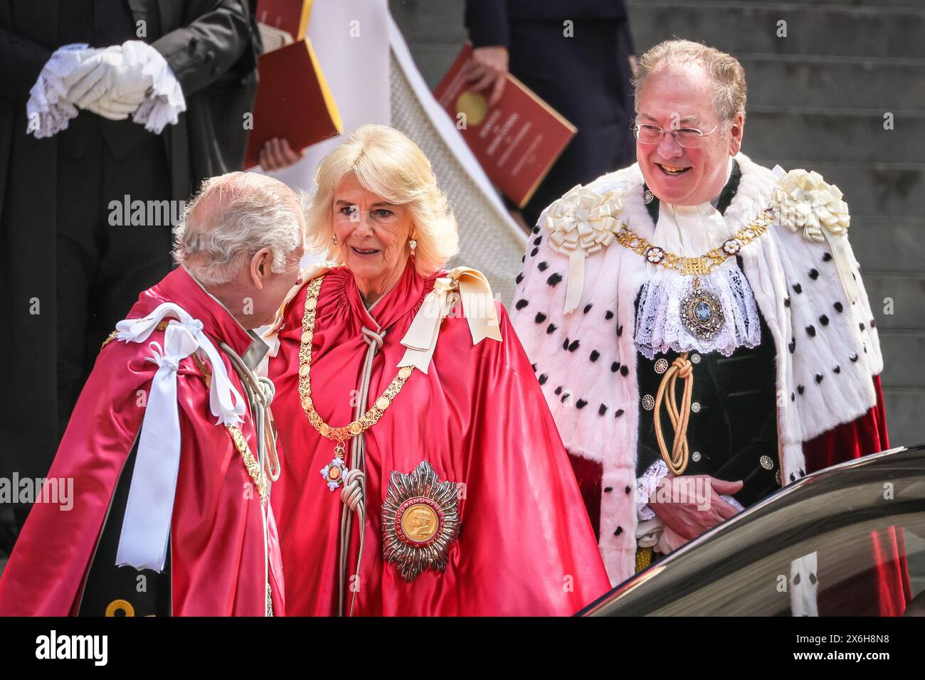 Londra, Regno Unito. 15 maggio 2024. Il re e la regina, insieme al sindaco, escono dalla cattedrale di St Paul dopo il servizio. Le loro Maestie, il re Carlo III e la regina Camilla, partecipano oggi ad un servizio di dedica per l'ordine dell'Impero britannico nella Cattedrale di St Paul a Londra. Al servizio cerimoniale partecipano i titolari dei premi Orders, così come molti altri. Crediti: Imageplotter/Alamy Live News Foto Stock