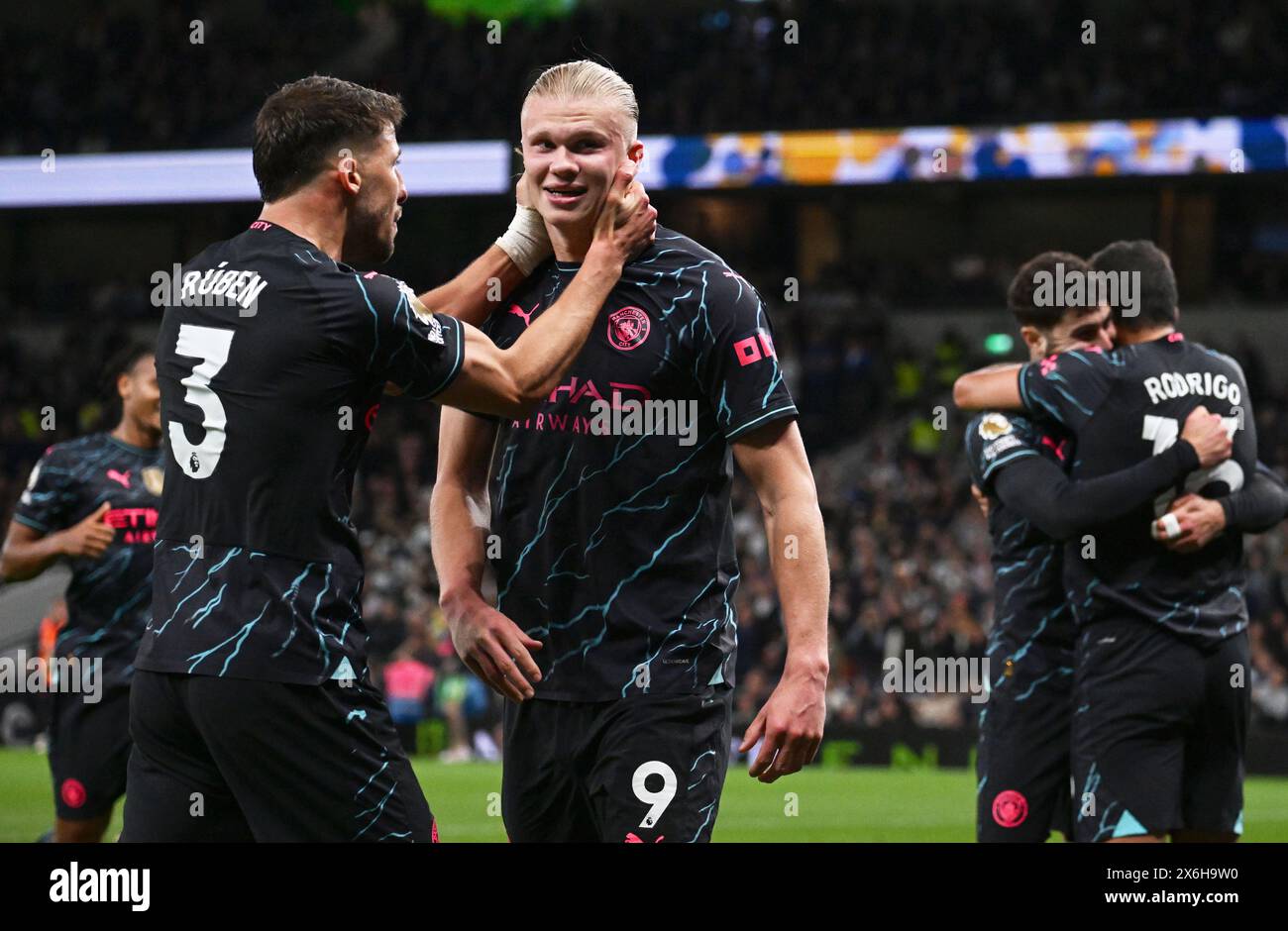 Londra, Regno Unito. 14 maggio 2024. Erling Haaland del Manchester City festeggia con Ruben Dias dopo aver segnato il secondo gol (rigore). Partita di Premier League, Tottenham Hotspur contro Manchester City allo stadio Tottenham Hotspur di Londra martedì 14 maggio 2024. Questa immagine può essere utilizzata solo per scopi editoriali. Foto per uso editoriale di Sandra Mailer/Andrew Orchard fotografia sportiva/Alamy Live news Credit: Andrew Orchard fotografia sportiva/Alamy Live News Foto Stock