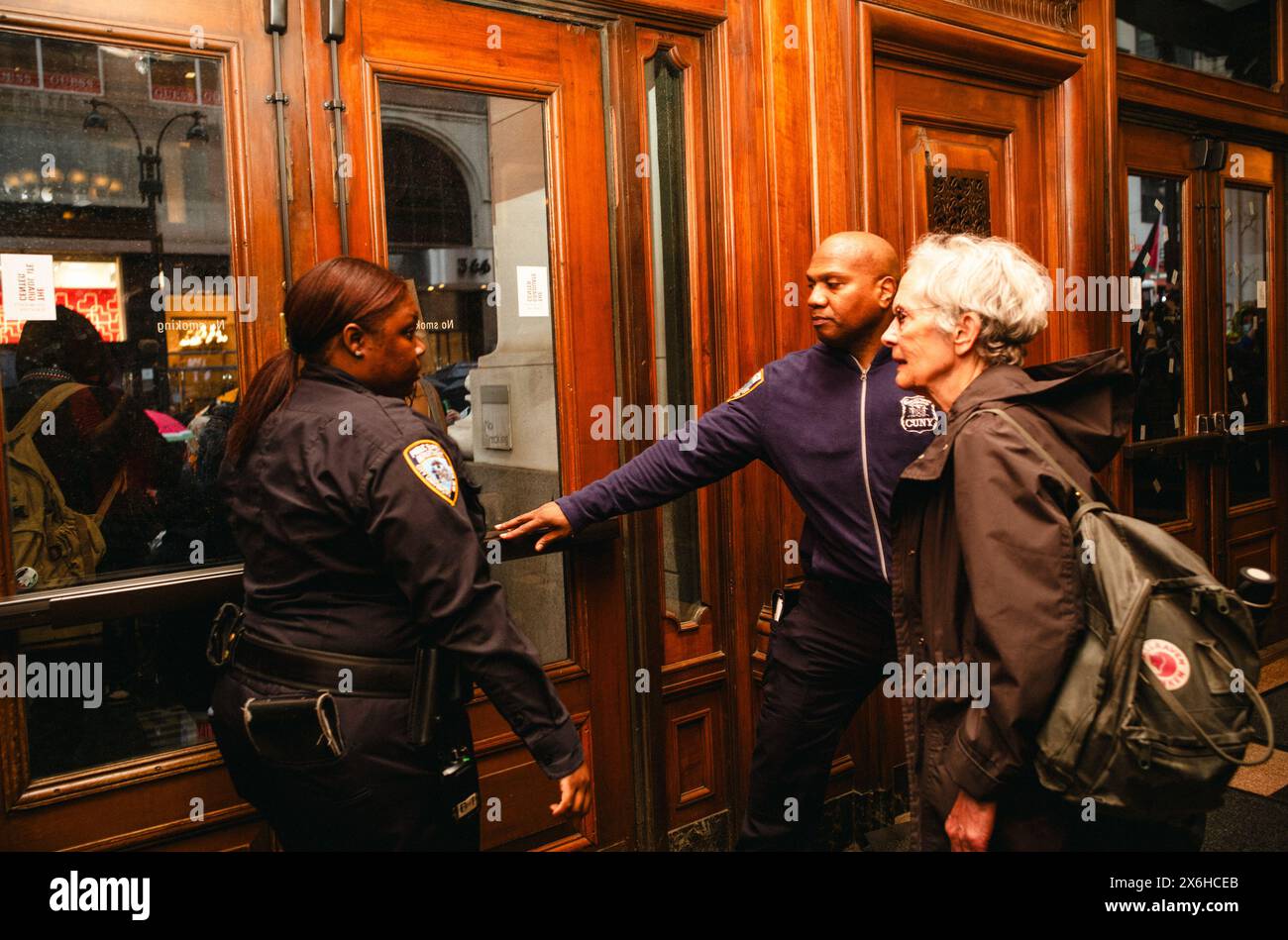 New York, Stati Uniti. 14 maggio 2024. Gli studenti laureati della CUNY creano un nuovo accampamento al Baccalaureate della CUNY per studi unici e interdisciplinari il 14 maggio 2024 a New York, NY. I manifestanti si sono riuniti nei campus universitari di tutto il paese per sostenere i palestinesi a Gaza e chiedere un cessate il fuoco. (Foto di Brendan Rains/Sipa USA) credito: SIPA USA/Alamy Live News Foto Stock