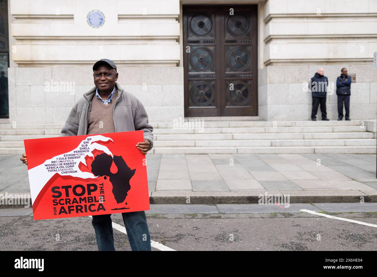 15 maggio 2024. South Bank, Londra, Regno Unito. Lazarus Tamana del MOSOP (Movemnt for the Survival of the Ogoni People) protesta al di fuori dell'Africa Energies Summit. Extinction Rebellion ha dichiarato: "Il vertice Africa Energies, che si svolge a Londra, è emblematico della corsa neocoloniale per l'Africa. Come BP, Total, Shell & Eni estraggono ricchezza dall'Africa, mentre 600 milioni di persone sono legate alla povertà energetica. Il tempo per il saccheggio dei combustibili fossili è finito. Foto Stock