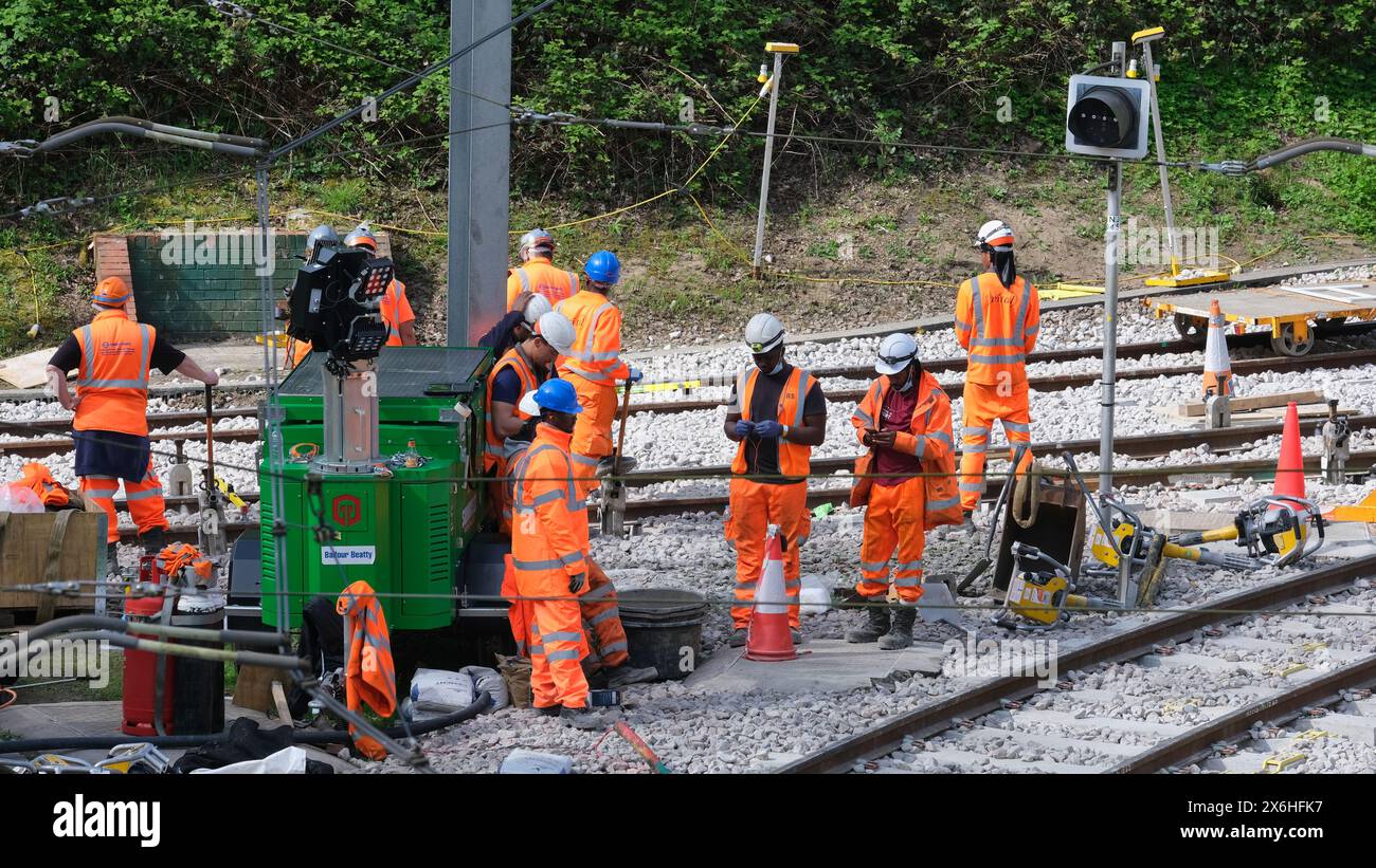 Appaltatori che lavorano sulle linee del tram a Croydon, Surrey, all'inizio della primavera Foto Stock