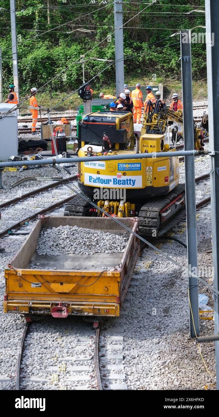 Appaltatori che lavorano sulle linee del tram a Croydon, Surrey, all'inizio della primavera Foto Stock