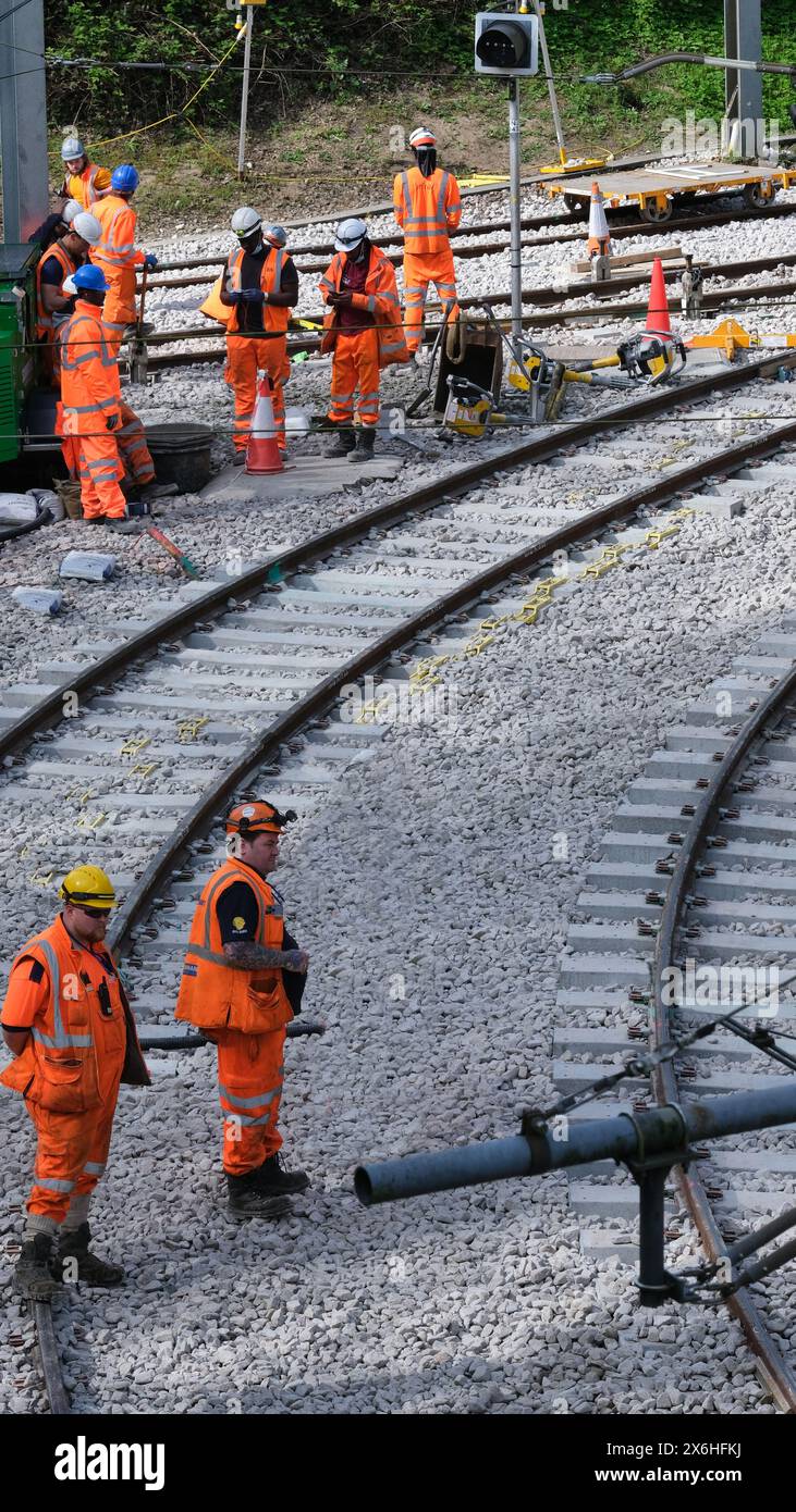 Appaltatori che lavorano sulle linee del tram a Croydon, Surrey, all'inizio della primavera Foto Stock