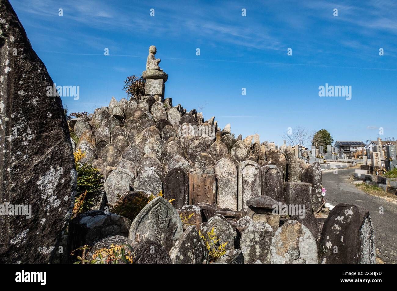 Cimitero di Toroyama sul sentiero Yamanobe no Michi, Nara, Giappone Foto Stock