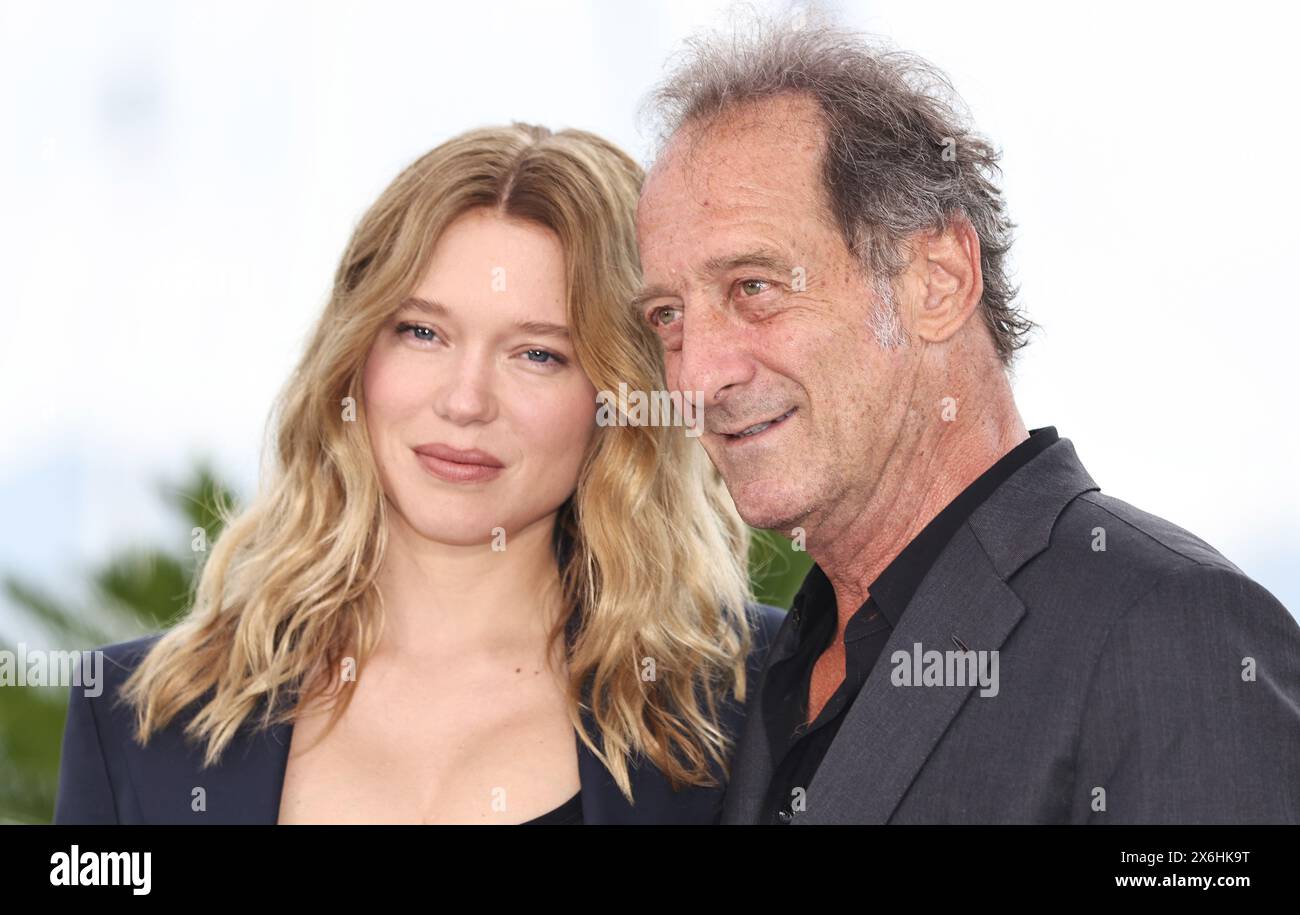 Cannes, Francia. 15 maggio 2024. L'attrice francese Lea Seydoux (L) e l'attore francese Vincent Lindon hanno posato durante una chiamata fotografica per il film "le Deuxieme Acte" (il secondo atto) alla 77a edizione del Festival di Cannes a Cannes, Francia meridionale, 15 maggio 2024. La 77esima edizione del Festival di Cannes è stata inaugurata martedì in Costa Azzurra, con una selezione di 22 film in lizza per l'ambita Palme d'Or. Crediti: Gao Jing/Xinhua/Alamy Live News Foto Stock