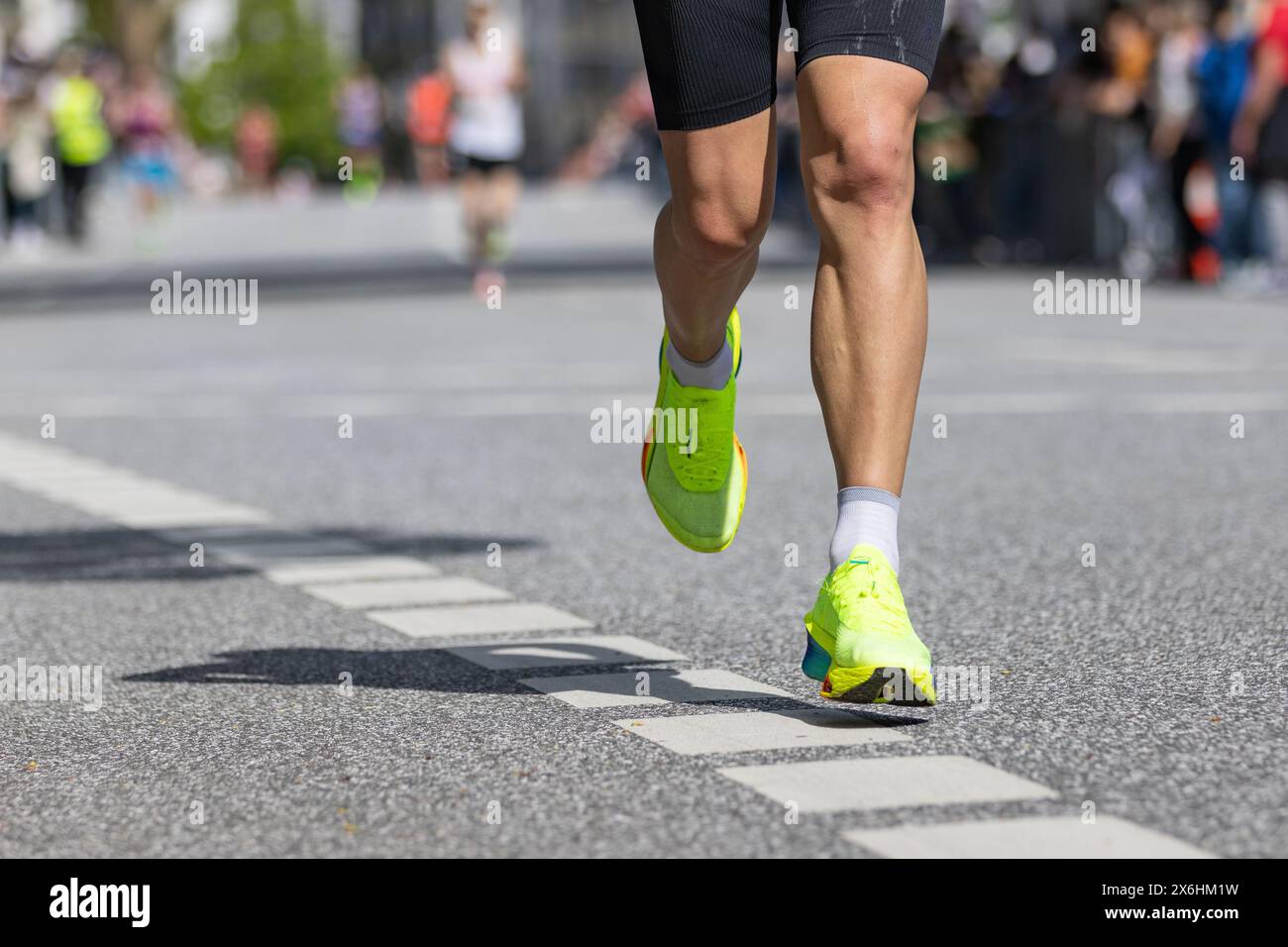maratona con scarpe da running gialle Foto Stock
