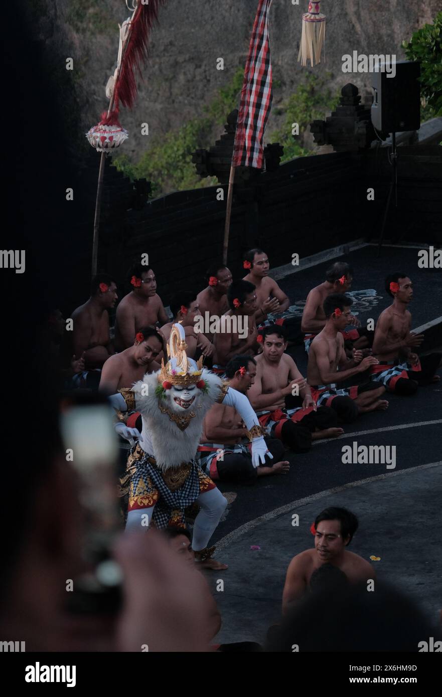 I turisti guardano la tradizionale danza balinese Kecak al tempio di Uluwatu a Bali, Indonesia. Foto Stock