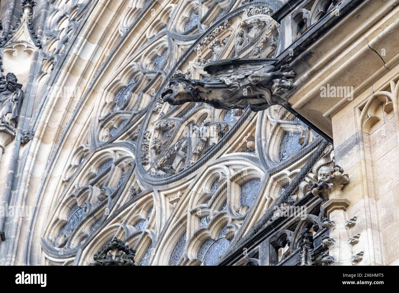 PRAGA, CECO - 26 OTTOBRE 2023: Questo è uno dei gargoyle della cattedrale gotica di San Vito. Foto Stock