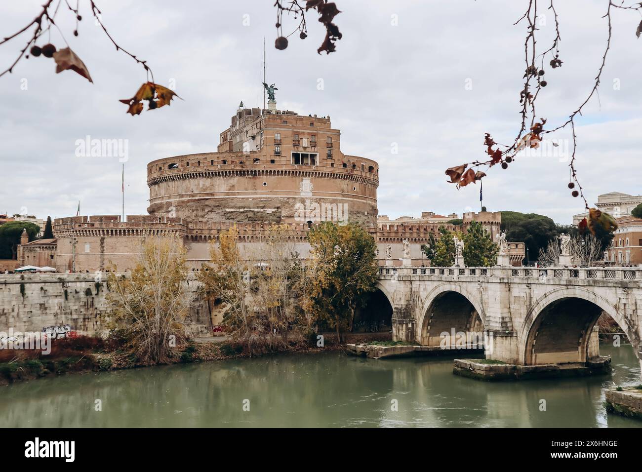 Ponte Sant'Angelo e Castel Sant'Angelo a Roma in un giorno nuvoloso di dicembre Foto Stock