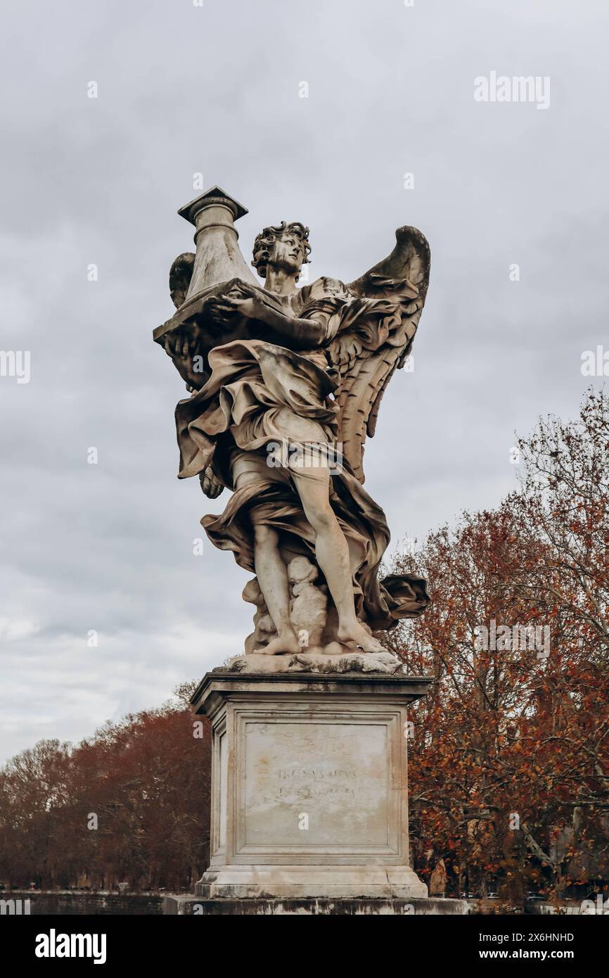 Ponte Sant'Angelo e Castel Sant'Angelo a Roma in un giorno nuvoloso di dicembre Foto Stock